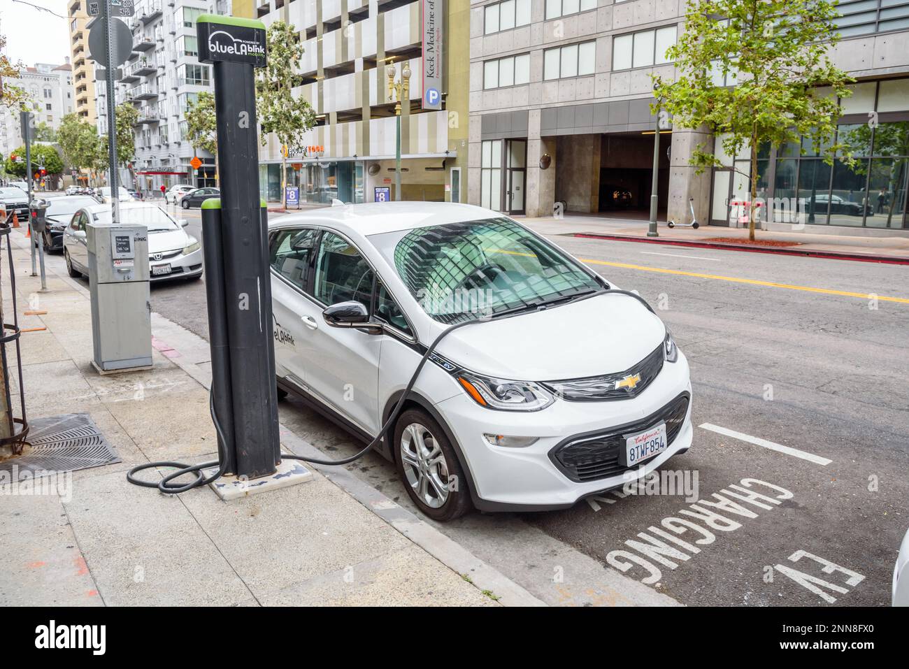 Das elektrische Auto BlueLA Blink Mobilitätssystem wird an einem Car-Sharing-Standort in Los Angeles aufgeladen Stockfoto