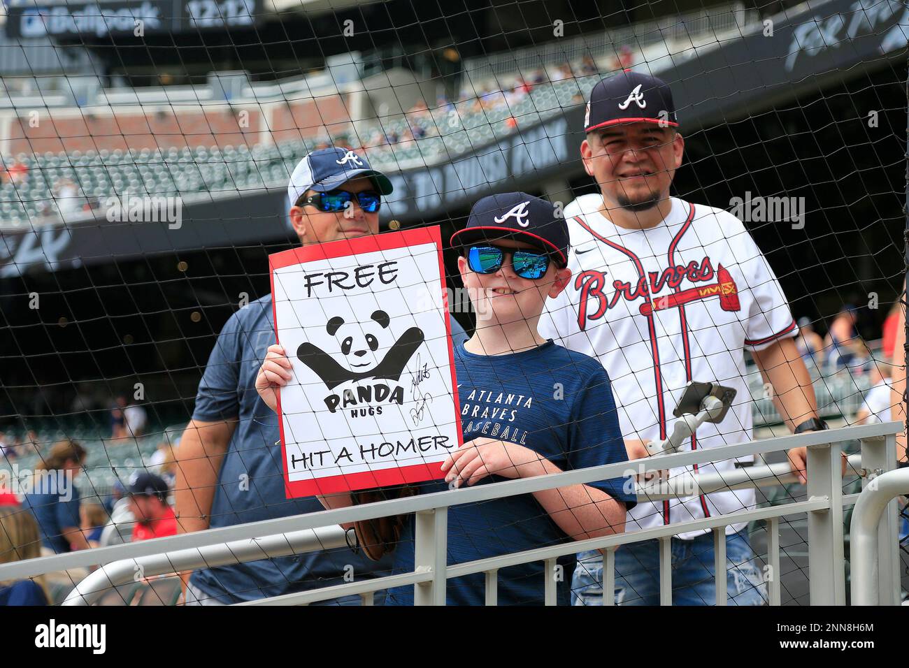 ATLANTA, GA - JUNE 06: A young fan holds up a Panda Hug poster before the Sunday afternoon MLB game between the Atlanta Braves and the Los Angeles Dodgers on June 6, 2021 at Truist Park in Atlanta, Georgia. (Photo by David J. Griffin/Icon Sportswire) (Icon Sportswire via AP Images) Stockfoto