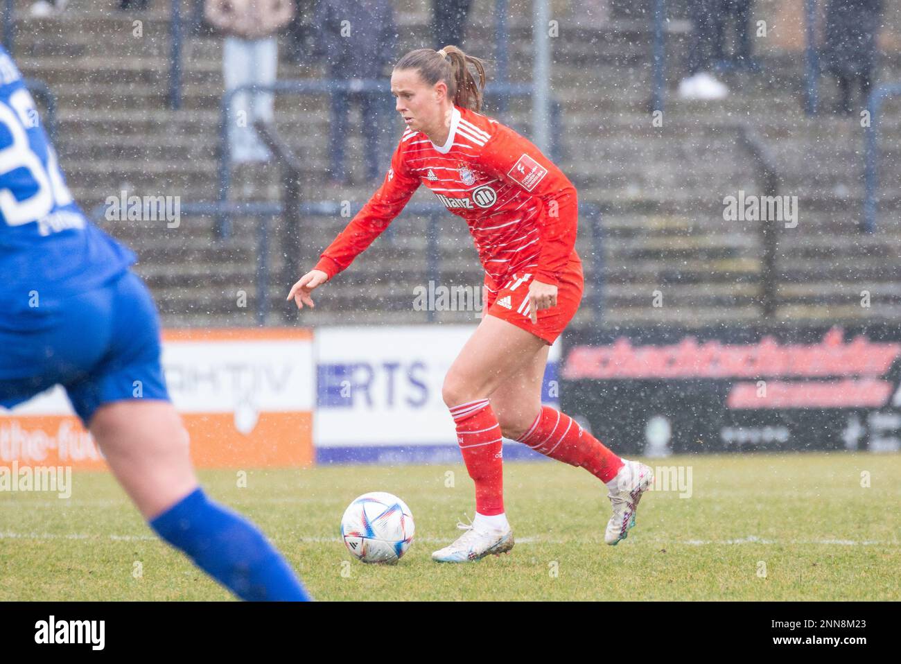 Klara Bühl vom FC Bayern München in Aktion während des Spiels zwischen 1. FFC Turbine Potsdam vs. FC Bayern München, FLYERALARM Frauen-Bundesliga, Round 11, Karl-Liebknecht-Stadion, Potsdam, Deutschland, 25. Februar 2023. Iñaki Esnaola / Alamy Live News Stockfoto