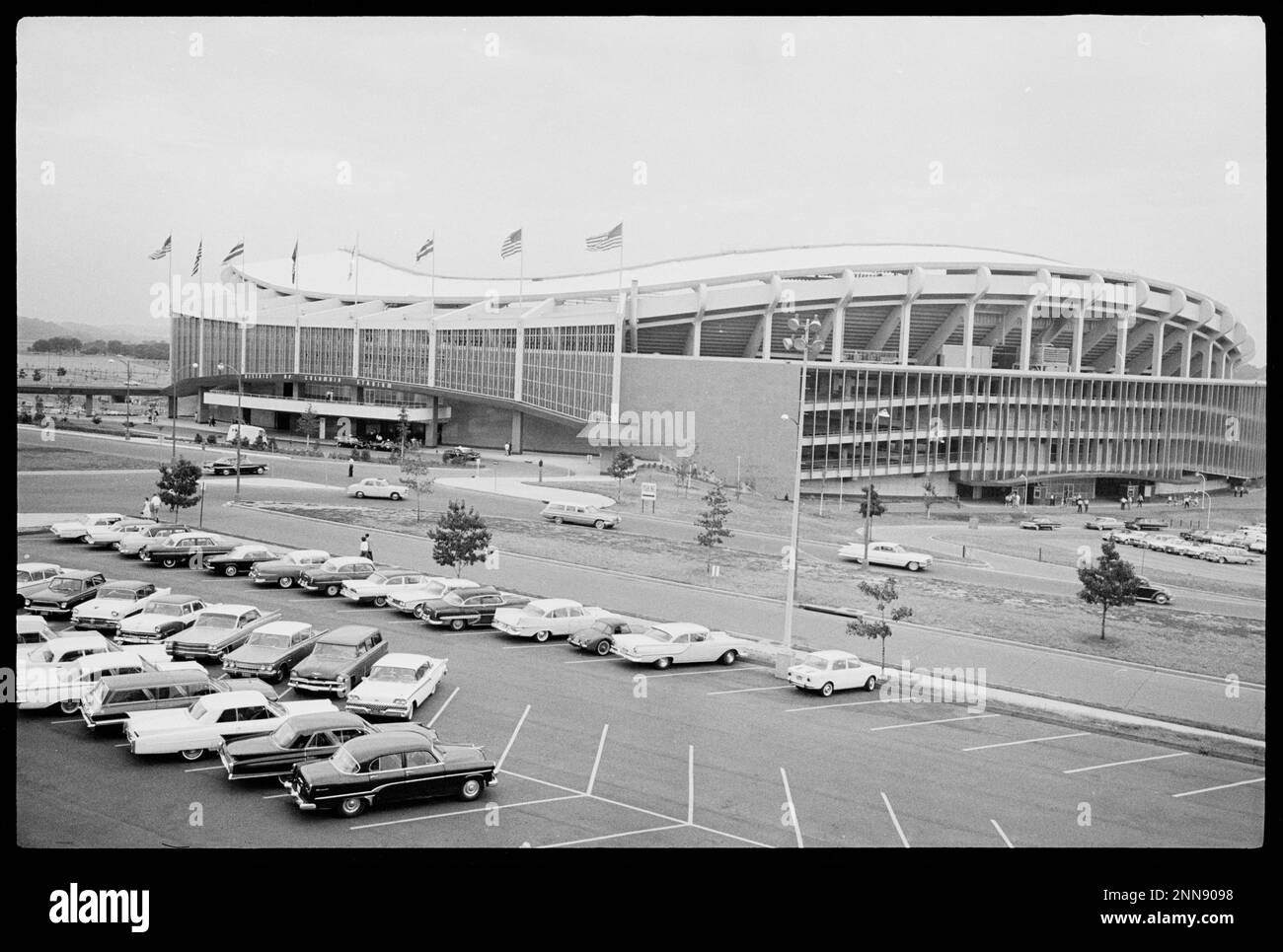 Außenansicht des District of Columbia Stadium - Robert F. Kennedy Memorial Stadium - mit Autos auf den Parkplätzen, Washington, DC, 7/29/1963. (Foto: Marion S Trikosko/US News and World Report Collection Stockfoto