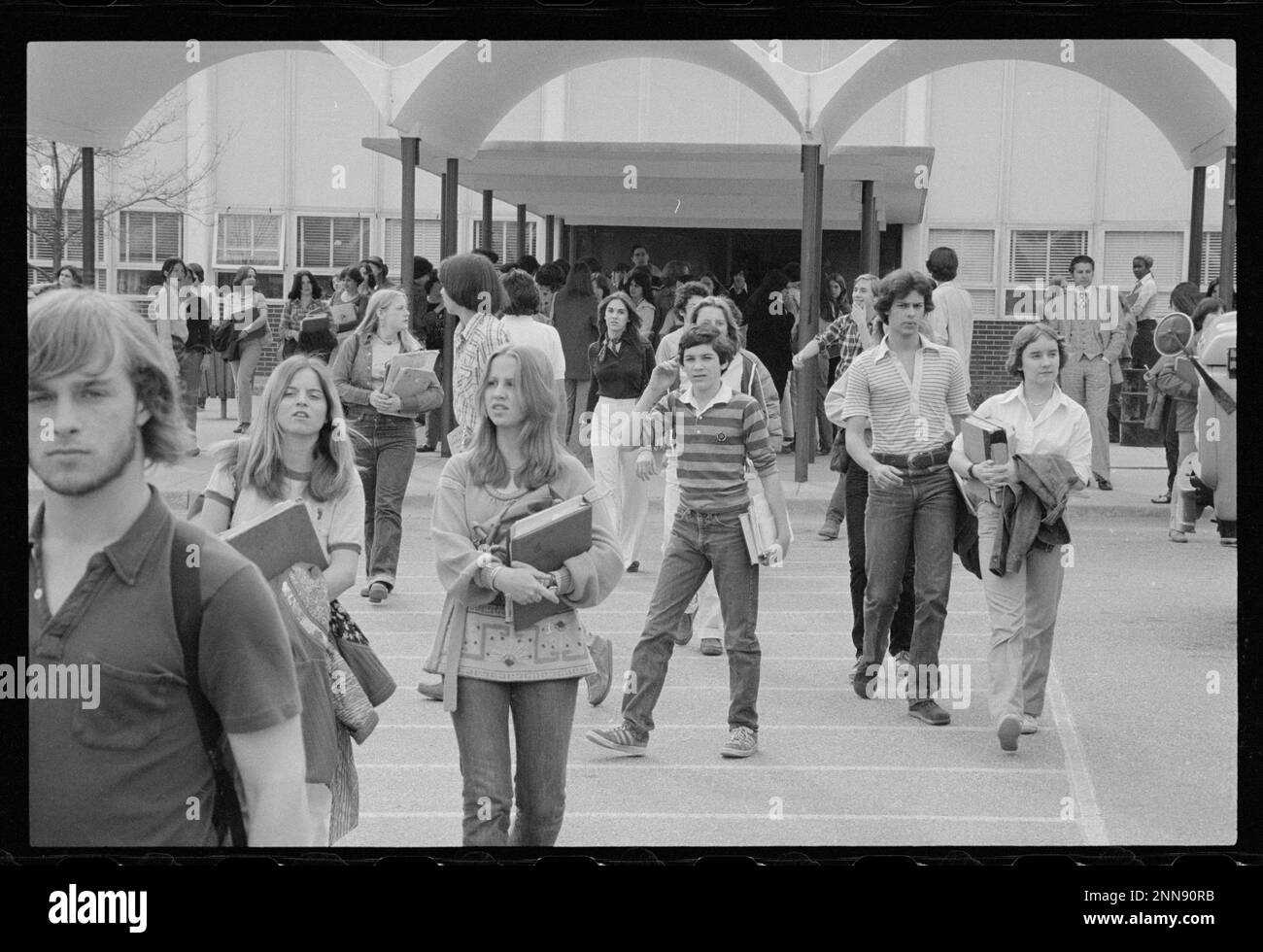 Schüler verlassen ihre Highschool am Ende des Schultages, kein Aufenthaltsort, 3/10/1977. (Foto: Thomas O'Halloran/US News and World Report Collection Stockfoto