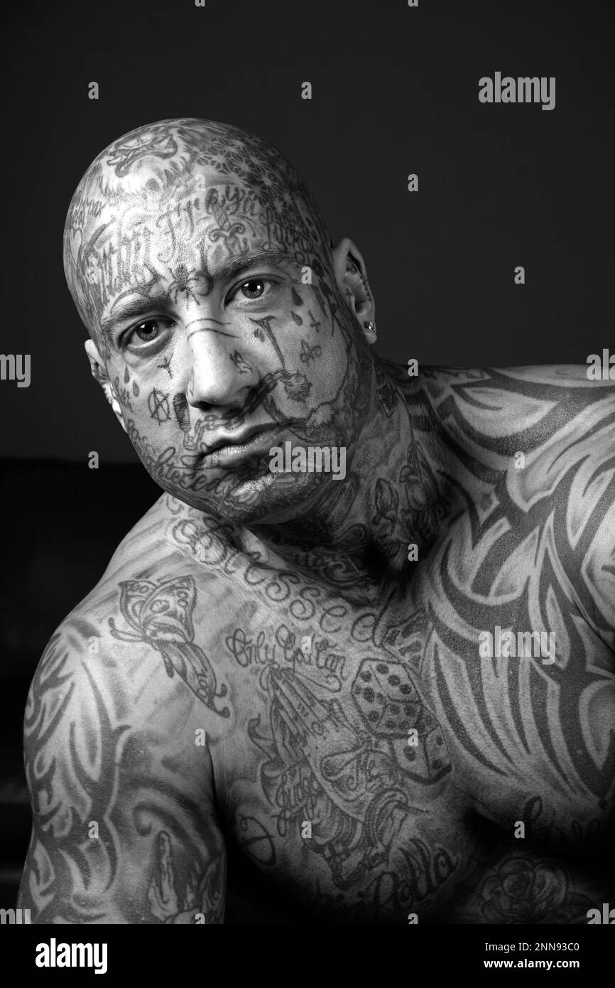 Ian Griggs (alias Mr. Ink) Low Key Portrait (3) – Schwarzweiß-Version Stockfoto