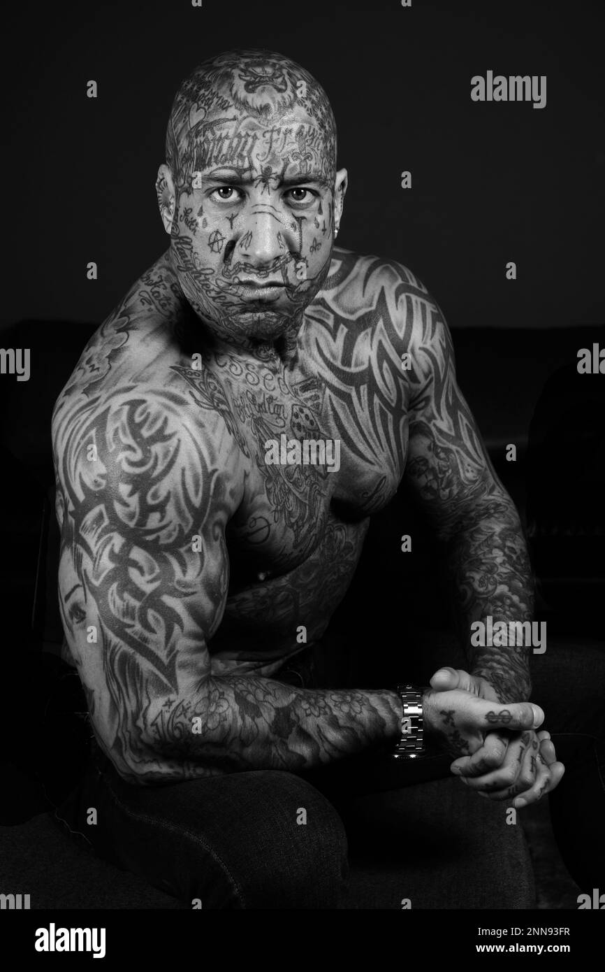 Ian Griggs (alias Mr. Ink) Low Key Portrait (2) – Schwarzweiß-Version Stockfoto