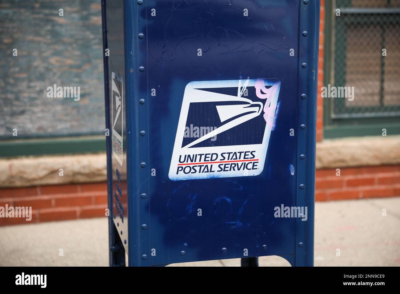 providence, rhode Island, USA - 25. Februar 2023: postfach und Lastwagen für postzustellung in den usa Stockfoto