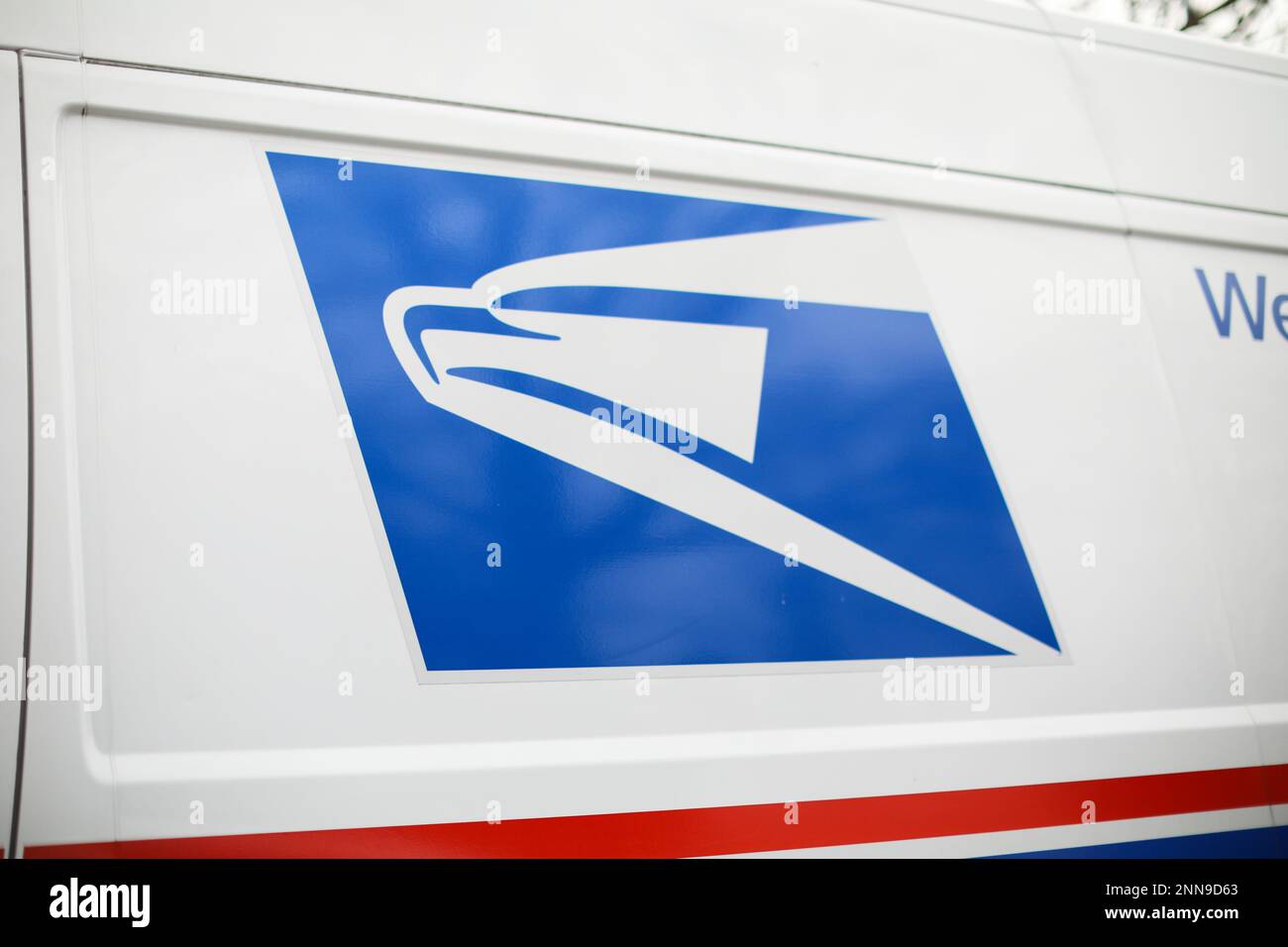 providence, rhode Island, USA - 25. Februar 2023: postfach und Lastwagen für postzustellung in den usa Stockfoto