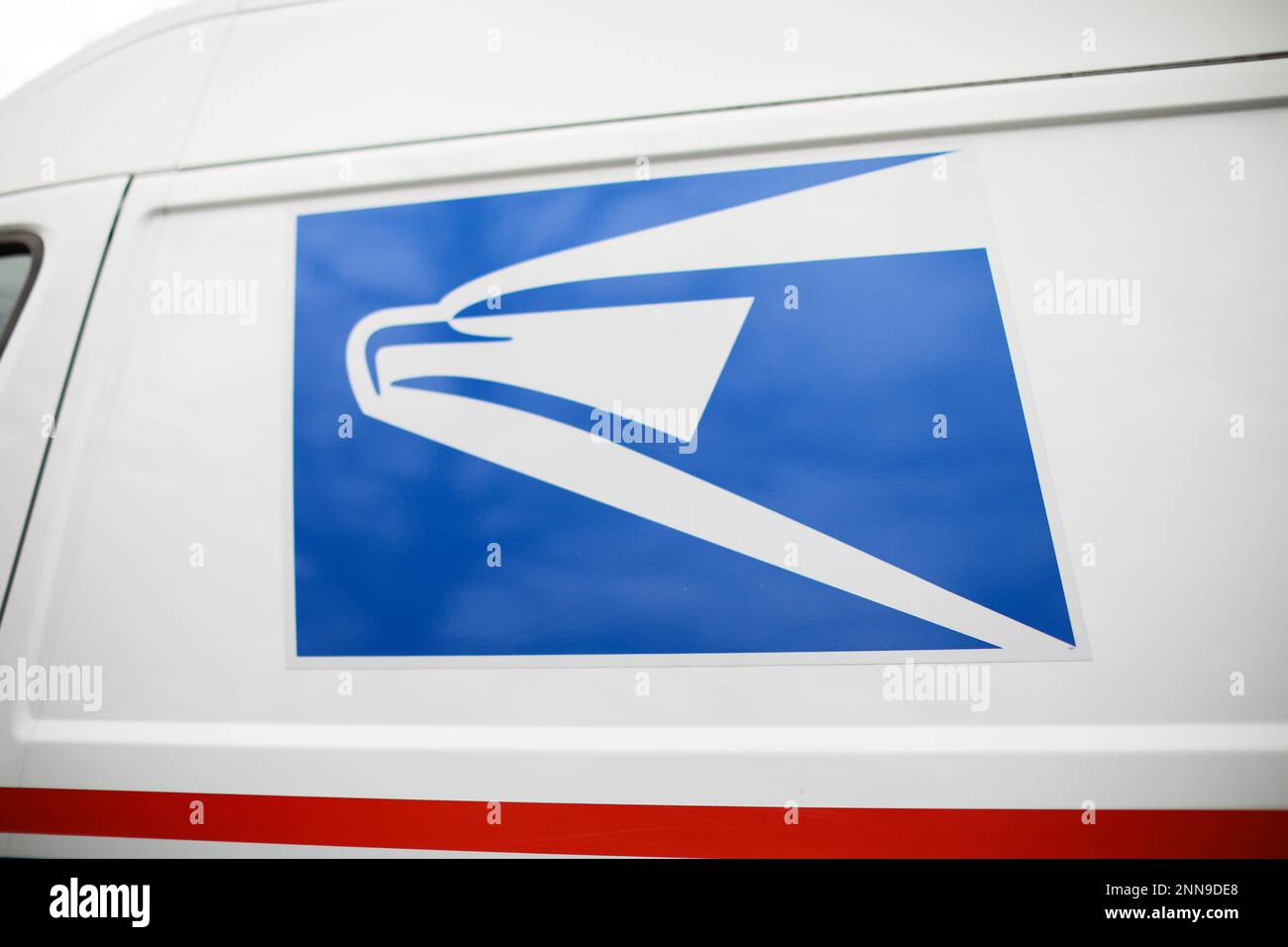 providence, rhode Island, USA - 25. Februar 2023: postfach und Lastwagen für postzustellung in den usa Stockfoto