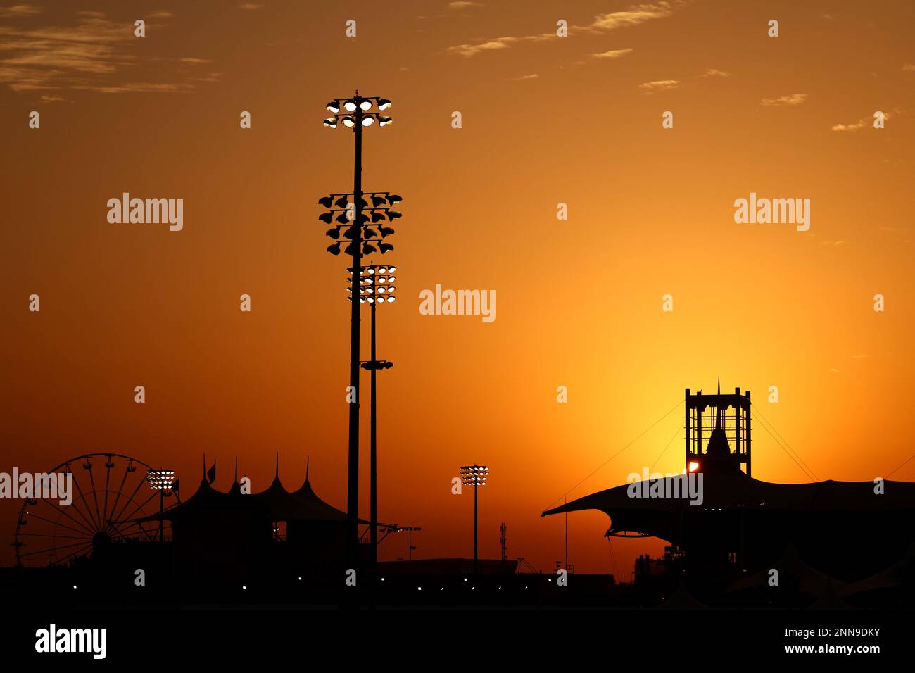 Sakhir, Bahrain. 25. Februar 2023 Circuit Atmosphere - Sonnenuntergang. Formula One Testing, Day Three, Samstag, 25. Februar 2023. Sakhir, Bahrain. Kredit: James Moy/Alamy Live News Stockfoto