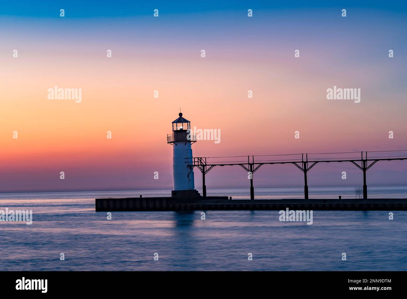 St. Joseph North Pier Lighthouse am Lake Michigan bei Sonnenuntergang, St. Joseph, Berrien Co., MI Stockfoto