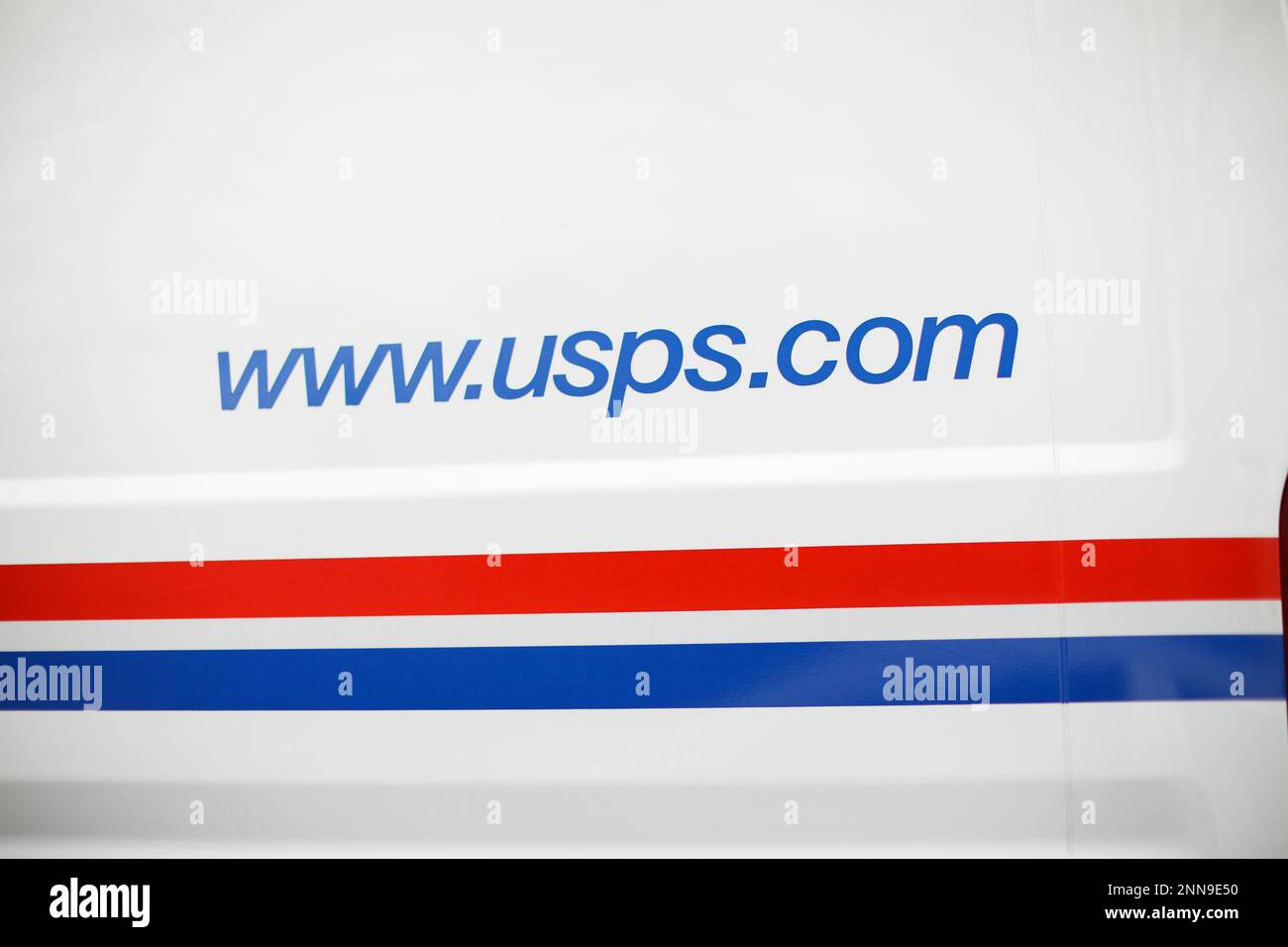 providence, rhode Island, USA - 25. Februar 2023: postfach und Lastwagen für postzustellung in den usa Stockfoto