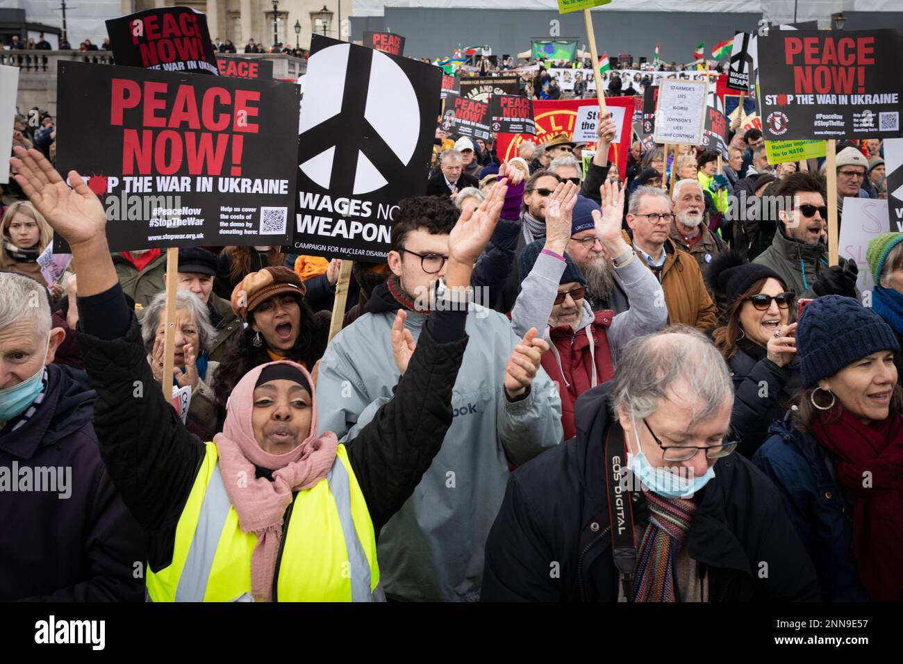 London, Großbritannien. 25. Februar 2023. Halten Sie an Stop die Anhänger des Krieges versammeln sich am Trafalgar Square während einer nationalen Demonstration. Vor einem Jahr marschierte Russland in die Ukraine ein und tötete Tausende von Menschen. Die Stop the war-Bewegung möchte Friedensgespräche führen, nicht die Bewaffnung eines andauernden Krieges, der nur Waffenproduzenten zugute kommt. Kredit: Andy Barton/Alamy Live News Stockfoto