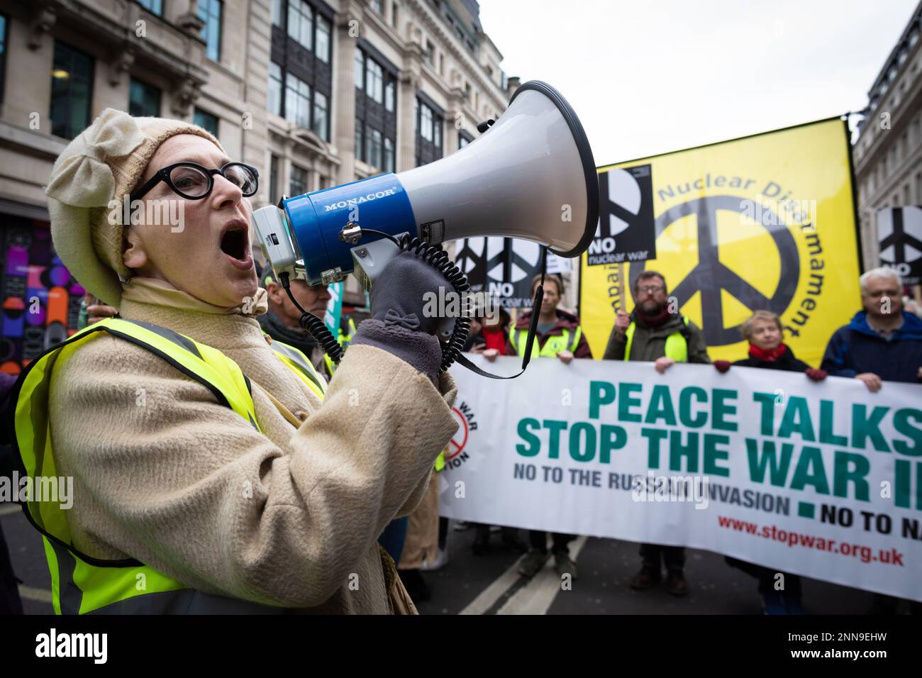 London, Großbritannien. 25. Februar 2023. Halten Sie die Kriegsverteidiger auf dem weg durch die Stadt für eine nationale Demonstration auf. Vor einem Jahr marschierte Russland in die Ukraine ein und tötete Tausende von Menschen. Die Stop the war-Bewegung möchte Friedensgespräche führen, nicht die Bewaffnung eines andauernden Krieges, der nur Waffenproduzenten zugute kommt. Kredit: Andy Barton/Alamy Live News Stockfoto