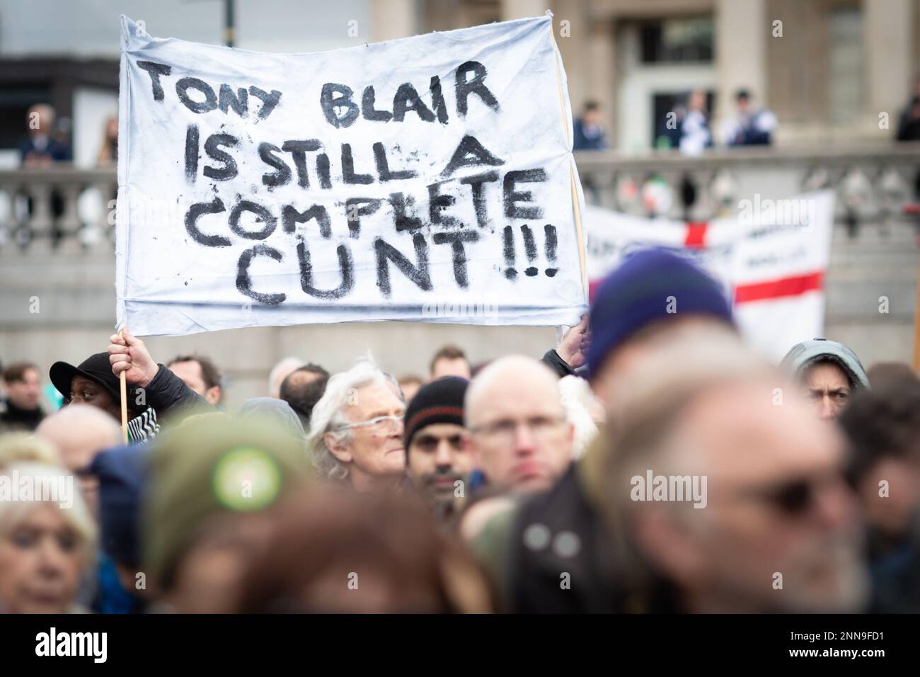 London, Großbritannien. 25. Februar 2023. Leute mit Bannern marschieren durch die Stadt zu einer nationalen Demonstration. Vor einem Jahr marschierte Russland in die Ukraine ein und tötete Tausende von Menschen. Die Stop the war-Bewegung möchte Friedensgespräche führen, nicht die Bewaffnung eines andauernden Krieges, der nur Waffenproduzenten zugute kommt. Kredit: Andy Barton/Alamy Live News Stockfoto