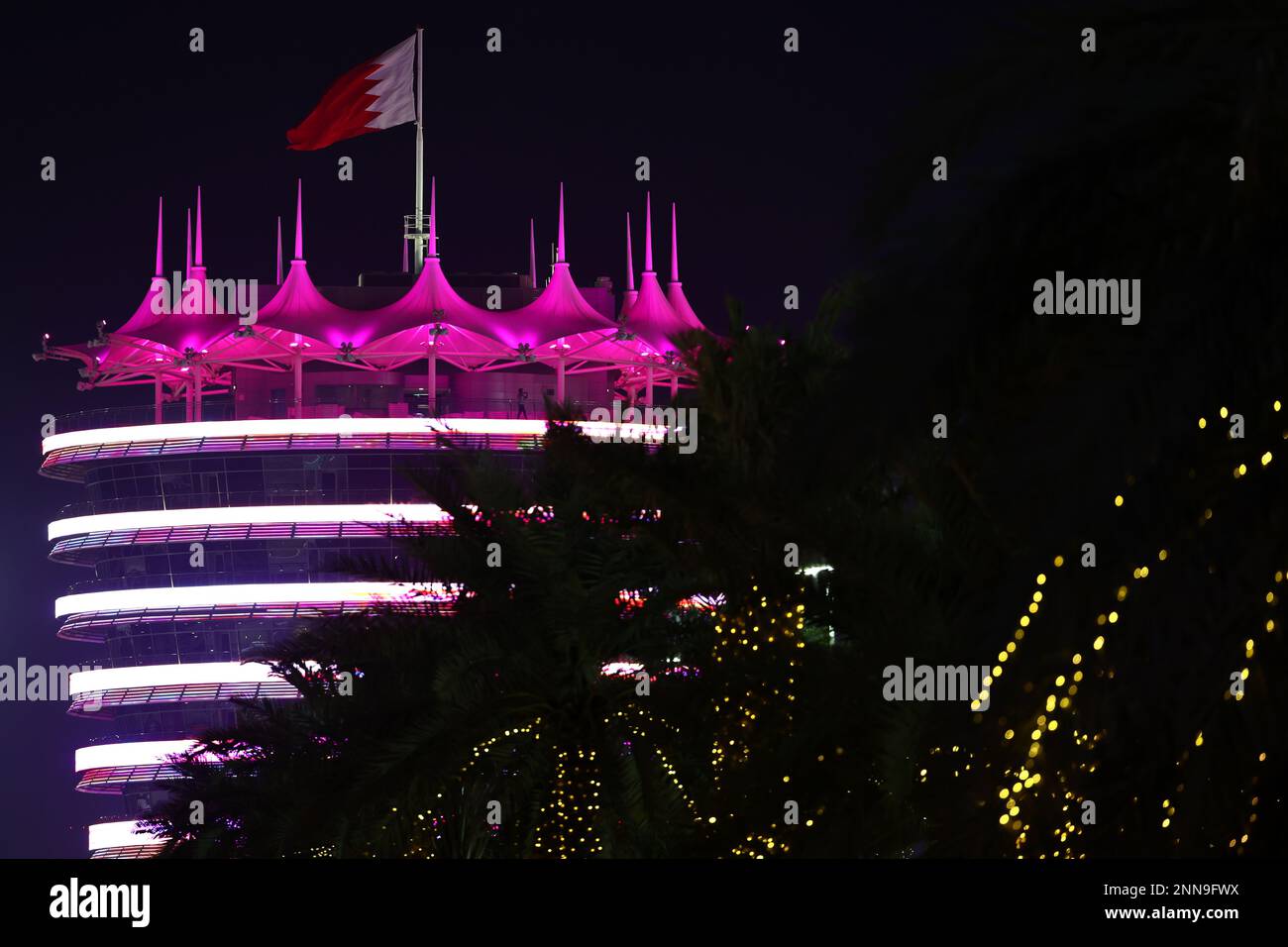 Sakhir, Bahrain. 25. Februar 2023 Atmosphäre des Schaltkreises – nachts. 25.02.2023. Formel-1-Test, Sakhir, Bahrain, Tag Drei. Das Foto sollte wie folgt lauten: XPB/Press Association Images. Kredit: XPB Images Ltd/Alamy Live News Stockfoto
