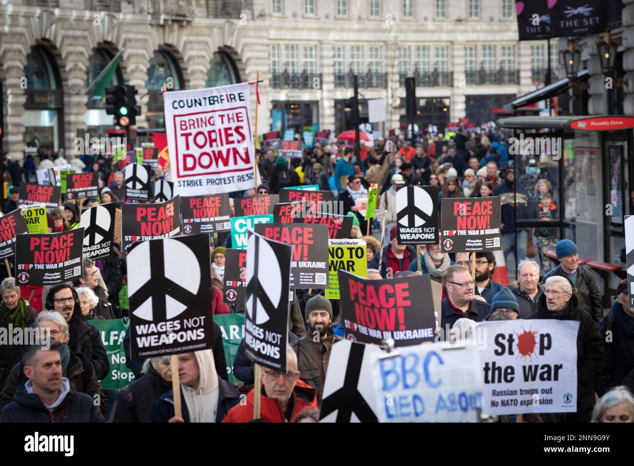 London, Großbritannien. 25. Februar 2023. Halten Sie die Kriegsverteidiger auf dem weg durch die Stadt für eine nationale Demonstration auf. Vor einem Jahr marschierte Russland in die Ukraine ein und tötete Tausende von Menschen. Die Stop the war-Bewegung möchte Friedensgespräche führen, nicht die Bewaffnung eines andauernden Krieges, der nur Waffenproduzenten zugute kommt. Kredit: Andy Barton/Alamy Live News Stockfoto