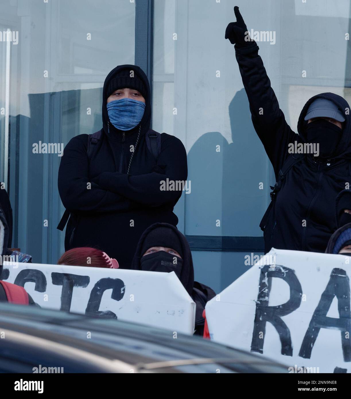 Das Strandhotel Beresford. Es findet eine Demonstration der Rechtsgruppe Reform UK gegen Asylbewerber statt. Eine geheime Anzahl von Migranten wird vom Home Office im 100-Zimmer-Strandhotel in Newquay untergebracht. Das Hotel gehört der Bespoke-Gruppe von Hotels und wurde zu diesem Zweck dem Home Office angeboten. Obwohl es offiziell eine vorübergehende Maßnahme ist, sind viele der Einwohner seit November 2022 hier, während das Heimatbüro Asylanträge bearbeitet. Eine viel größere Gruppe von anti-faschistischen Gegendemonstratoren ist ebenfalls anwesend, mit Plakaten und Blumen, die sich gegenübersehen Stockfoto