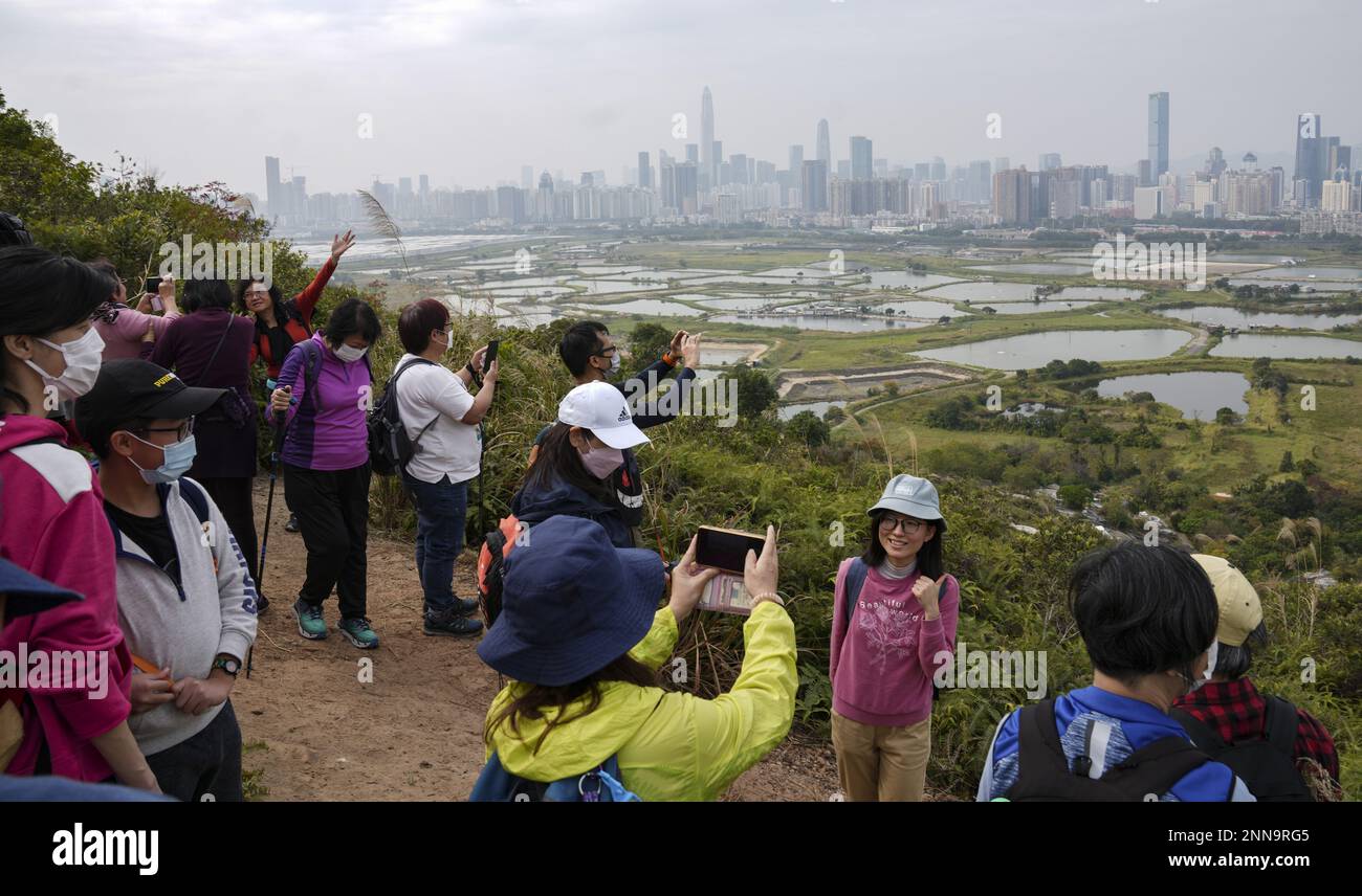 Leute wandern in Ma Tso Lung im Lok Ma Chau. Der Hintergrund ist die Ansicht von Shenzhen.02JAN23 SCMP/Sam Tsang Stockfoto