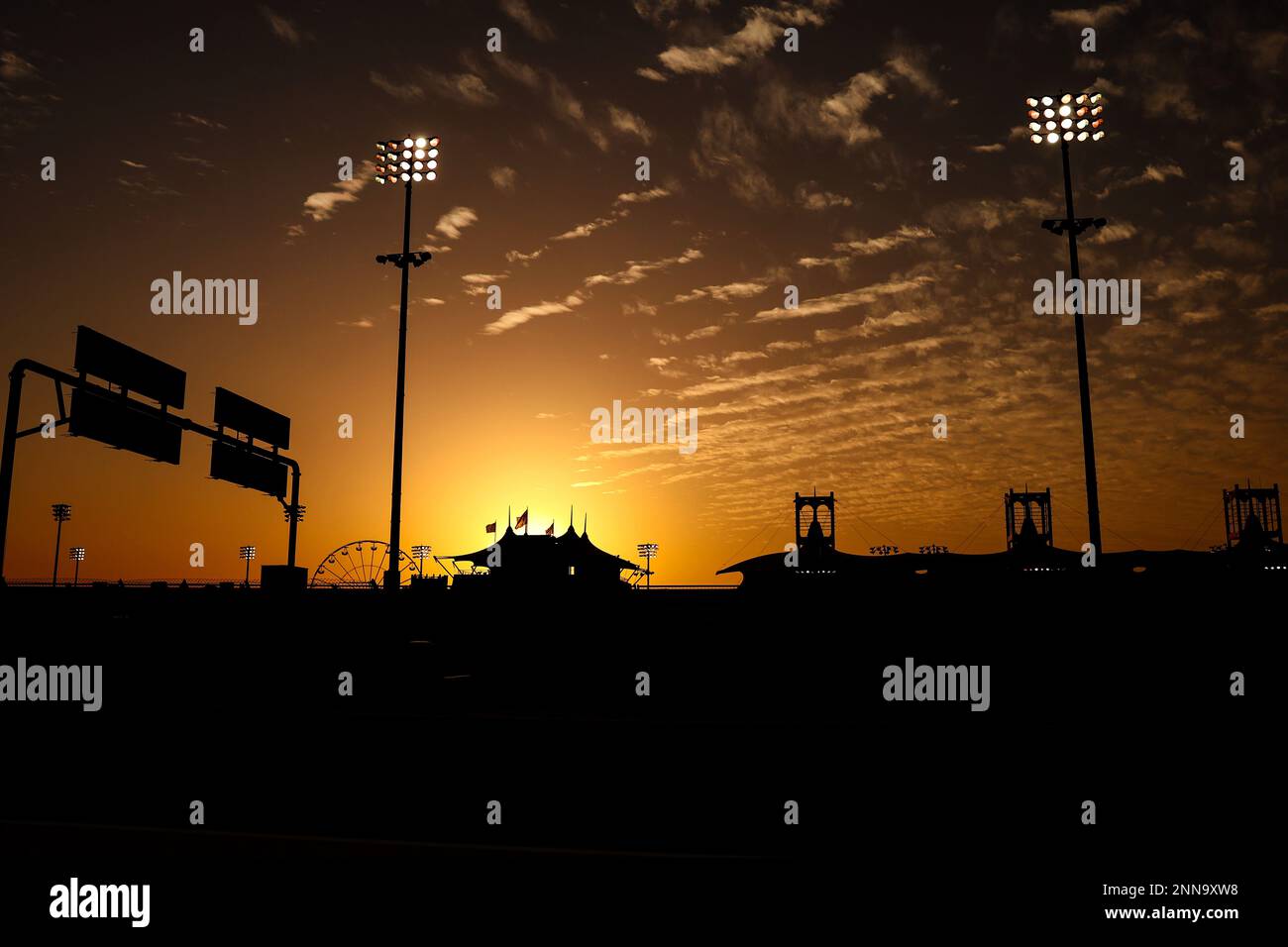 Sakhir, Bahrain. 25. Februar 2023 Circuit Atmosphere - Sonnenuntergang. 25.02.2023. Formel-1-Test, Sakhir, Bahrain, Tag Drei. Das Foto sollte wie folgt lauten: XPB/Press Association Images. Kredit: XPB Images Ltd/Alamy Live News Stockfoto