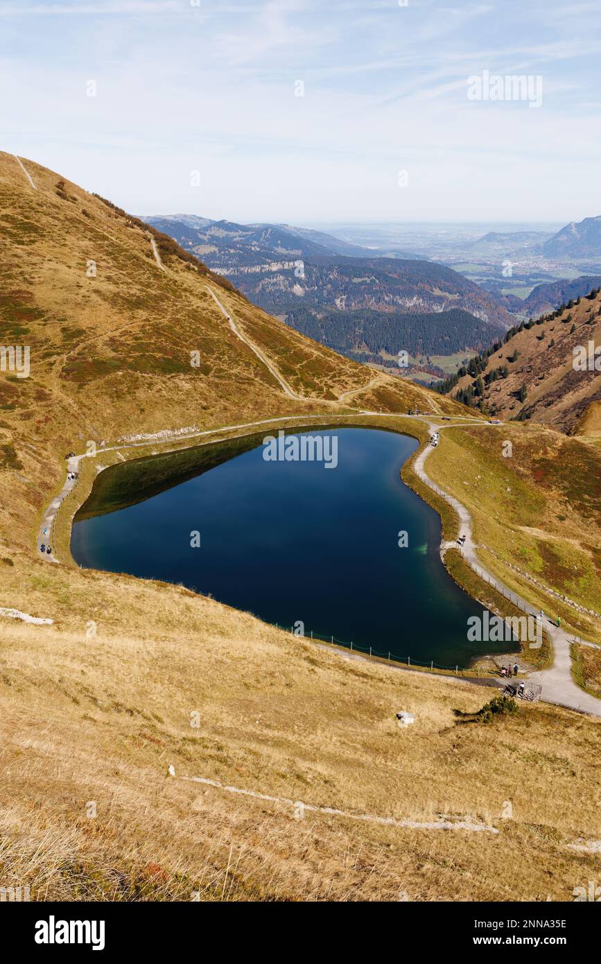 Blauer See in den Bergen. Riezler Alpsee am Bergbahnhof Kanzelwand in Riezlern, Vorarlberg, Österreich. Herbst in den Allgäu-Alpen, Kleinwalsertal. Stockfoto