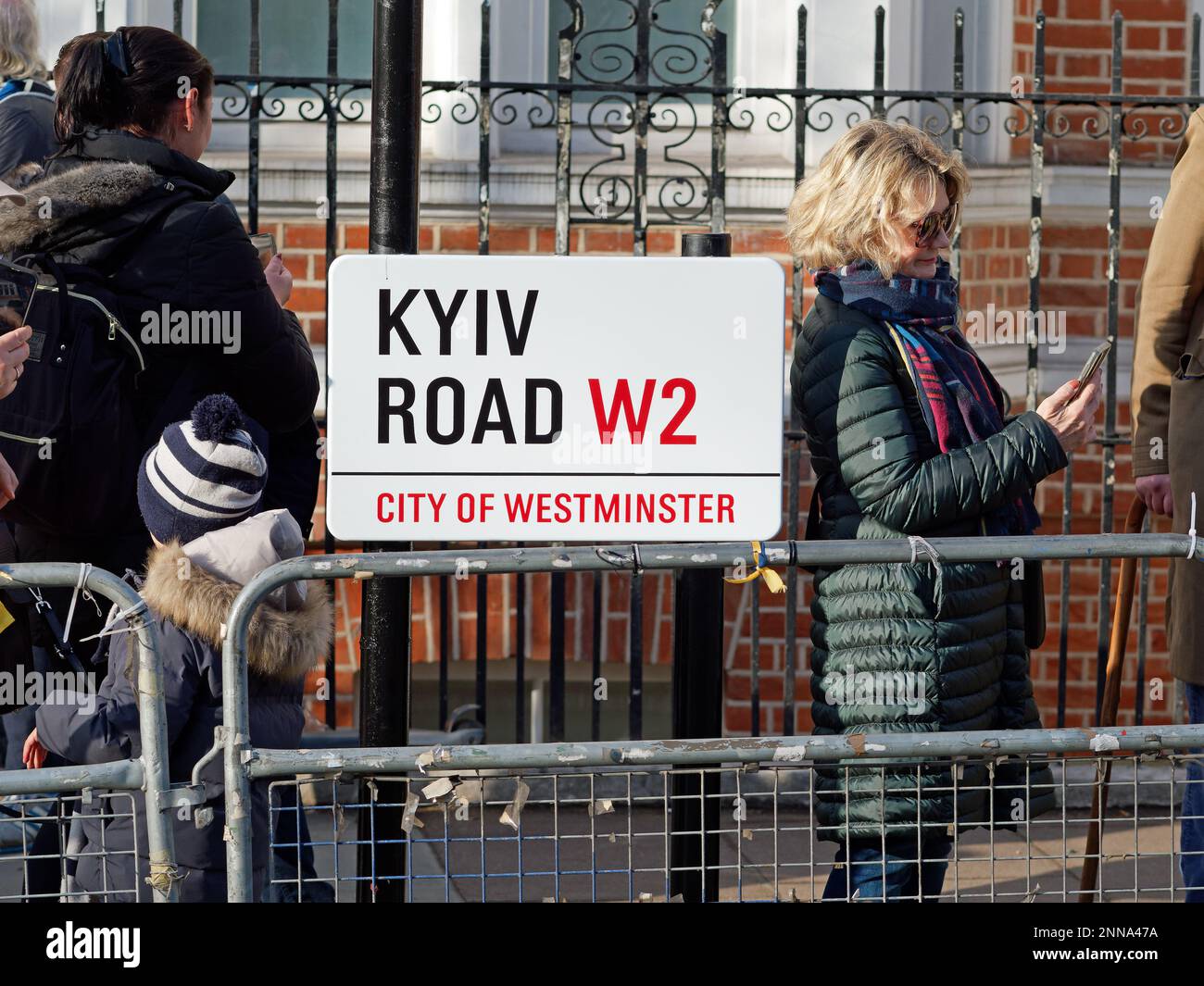 Blick auf das neue Kiewer Straßenschild, das vor dem russischen Konsulat in London am ersten Jahrestag der russischen Invasion in die Ukraine angebracht wurde Stockfoto
