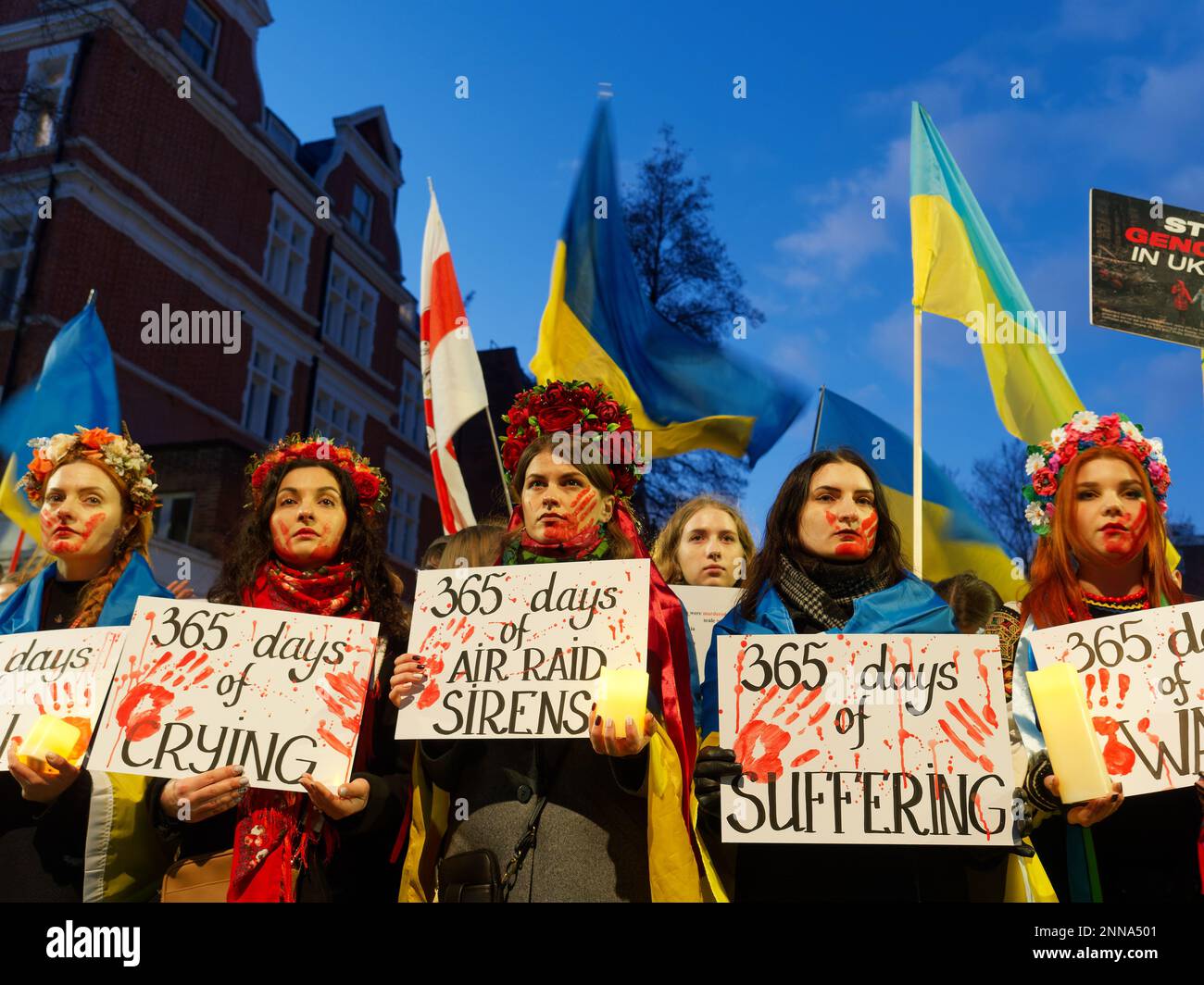 Demonstranten bei einer Kerzenwache des russischen Konsulats in London anlässlich des ersten Jahrestages der Invasion der Ukraine am 24. Februar 2023 Stockfoto