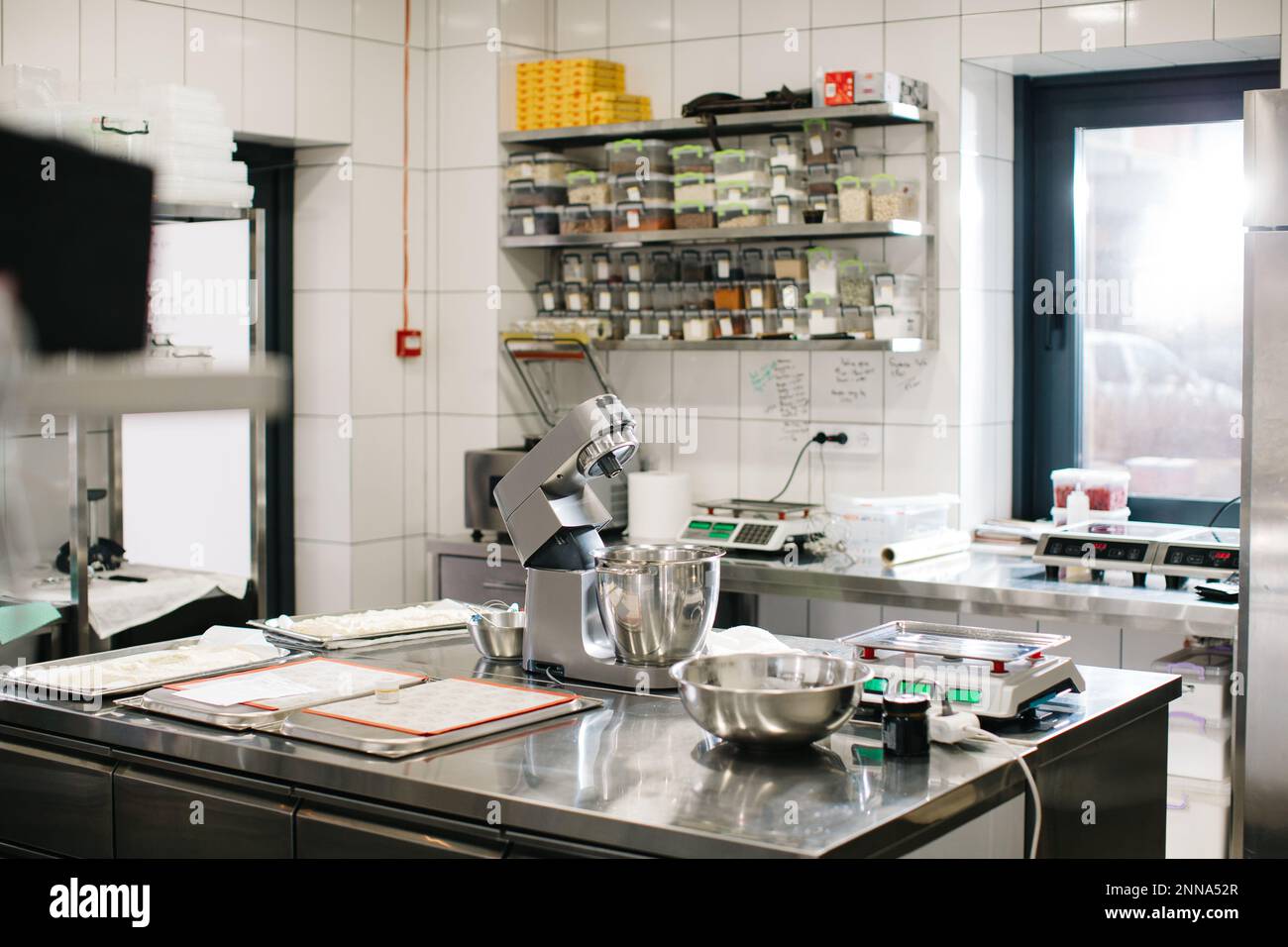 Das Interieur einer modernen, geräumigen Küche in einem Café oder Restaurant. Stockfoto