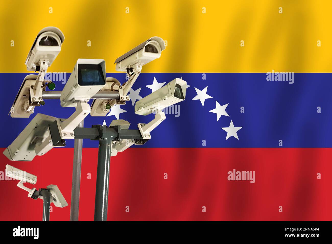 Venezolanische CCTV-Kamera auf der Flagge des venezolanischen Konzepts der Überwachung, Sicherheit, Kontrolle und Totalitarismus Stockfoto