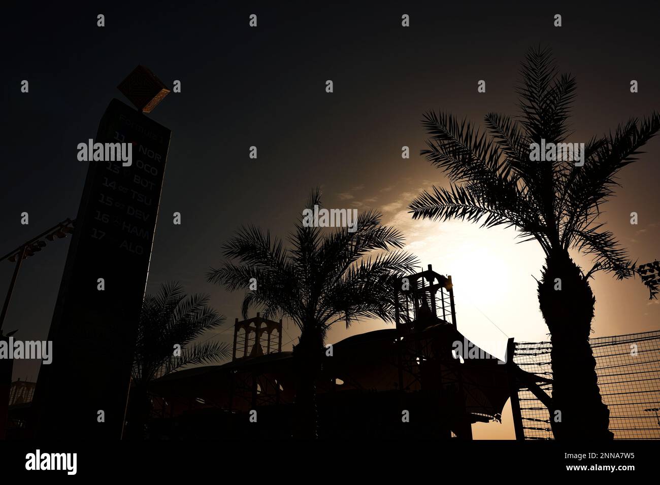 Sakhir, Bahrain. 25. Februar 2023 Circuit Atmosphere - Sonnenuntergang. Formula One Testing, Day Three, Samstag, 25. Februar 2023. Sakhir, Bahrain. Kredit: James Moy/Alamy Live News Stockfoto