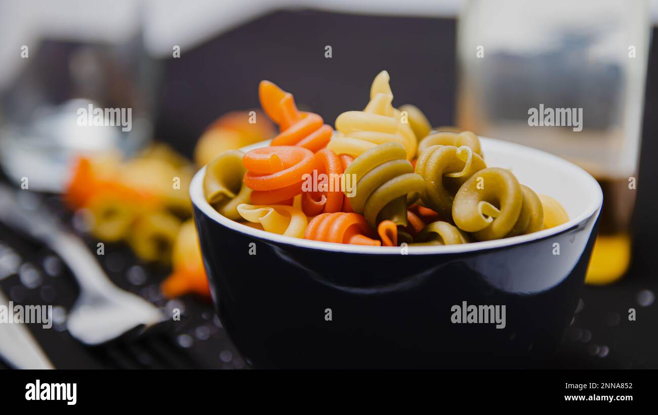 Rohe Teigwaren mit einer Gabel im Hintergrund Stockfoto
