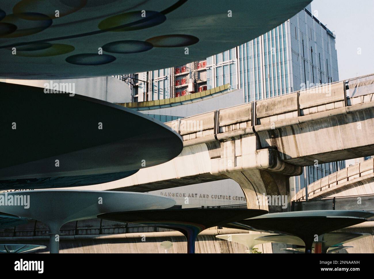 Ein Blick auf den Skytrain, der durch ein Gebäude im Einkaufszentrum Siam verläuft Stockfoto