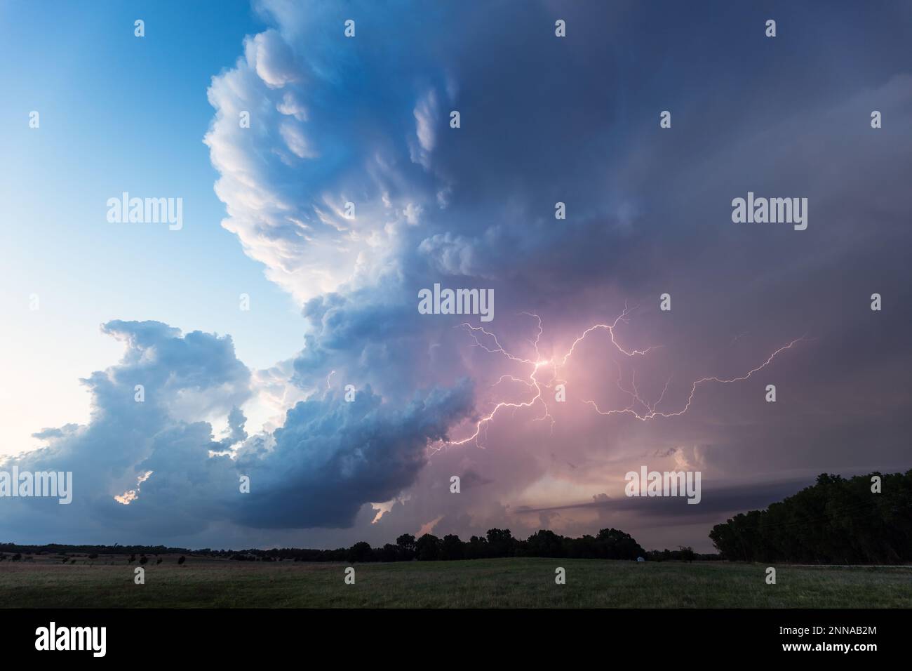 Dramatischer Himmel mit Gewitterwolken und Blitzen über einem Feld in der Nähe von Nash, Oklahoma Stockfoto