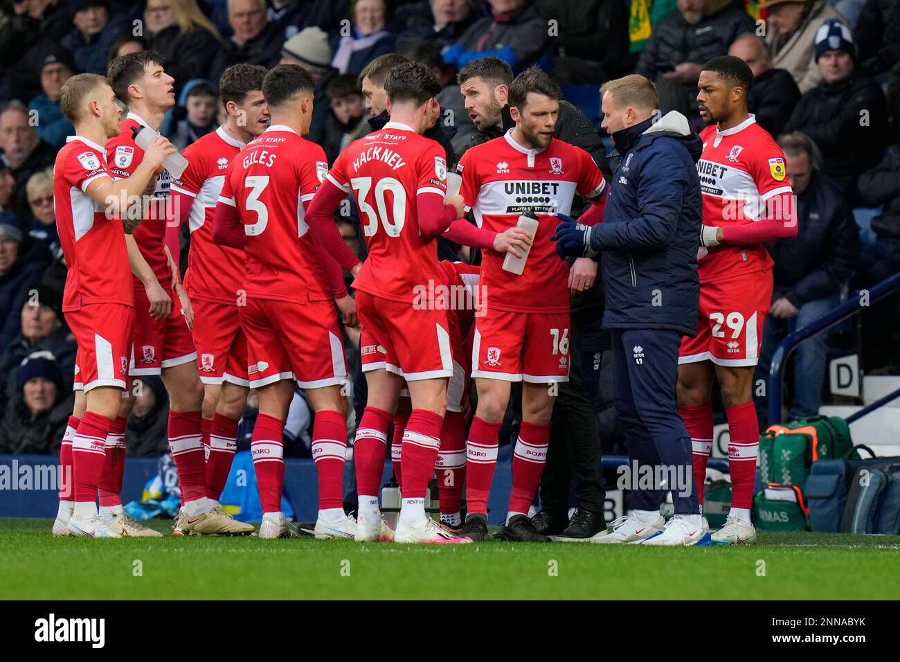 Jonathan Howson #16 von Middlesbrough erhält während einer Pause Anweisungen von den Trainern während des Sky Bet Championship-Spiels West Bromwich Albion vs Middlesbrough im Hawthorns, West Bromwich, Großbritannien, 25. Februar 2023 (Foto von Steve Flynn/News Images) Stockfoto