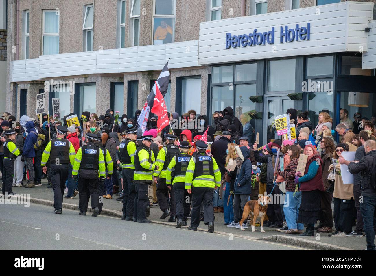 Antifaschisten von Cornwall Resists stehen vor dem Beresford Hotel in Newquay, Cornwall, in dem Flüchtlinge untergebracht sind, während Demonstranten der rechtsextremen Gruppe Patriotic Alternative dagegen protestieren. Foto: Samstag, 25. Februar 2023. Stockfoto