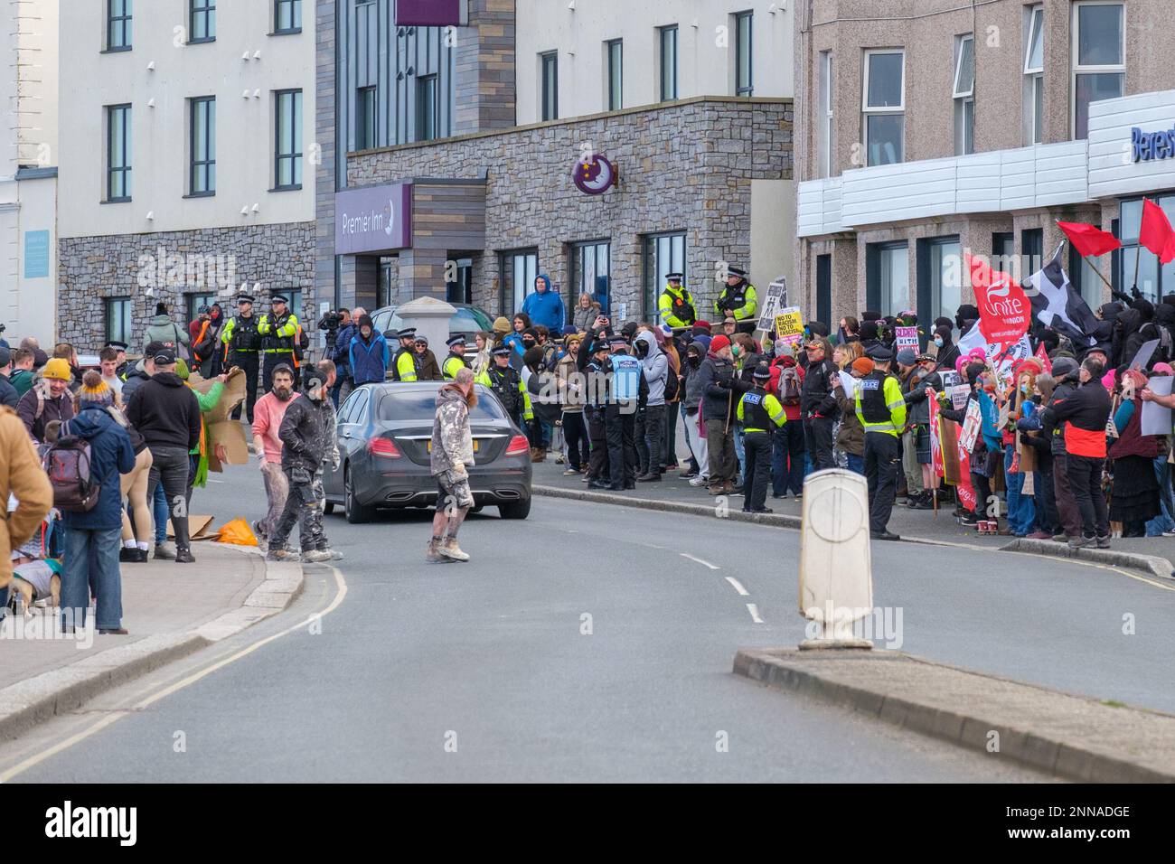 Antifaschisten von Cornwall Resists stehen vor dem Beresford Hotel in Newquay, Cornwall, in dem Flüchtlinge untergebracht sind, während Demonstranten der rechtsextremen Gruppe Patriotic Alternative dagegen protestieren. Foto: Samstag, 25. Februar 2023. Stockfoto