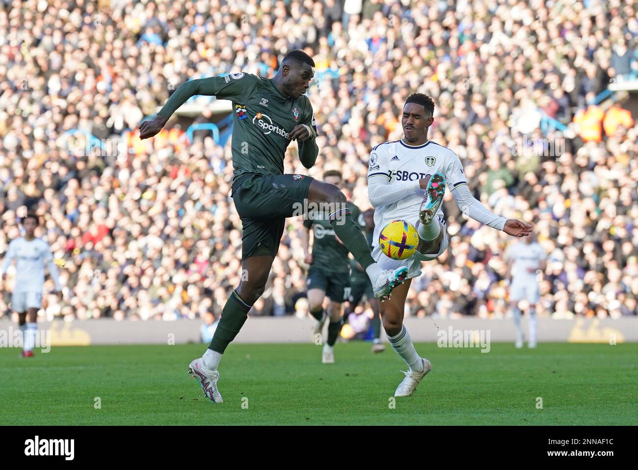 Paul Onuachu von Southampton (links) und Leeds United Junior Firpo kämpfen während des Premier League-Spiels in Elland Road, Leeds, um den Ball. Foto: Samstag, 25. Februar 2023. Stockfoto