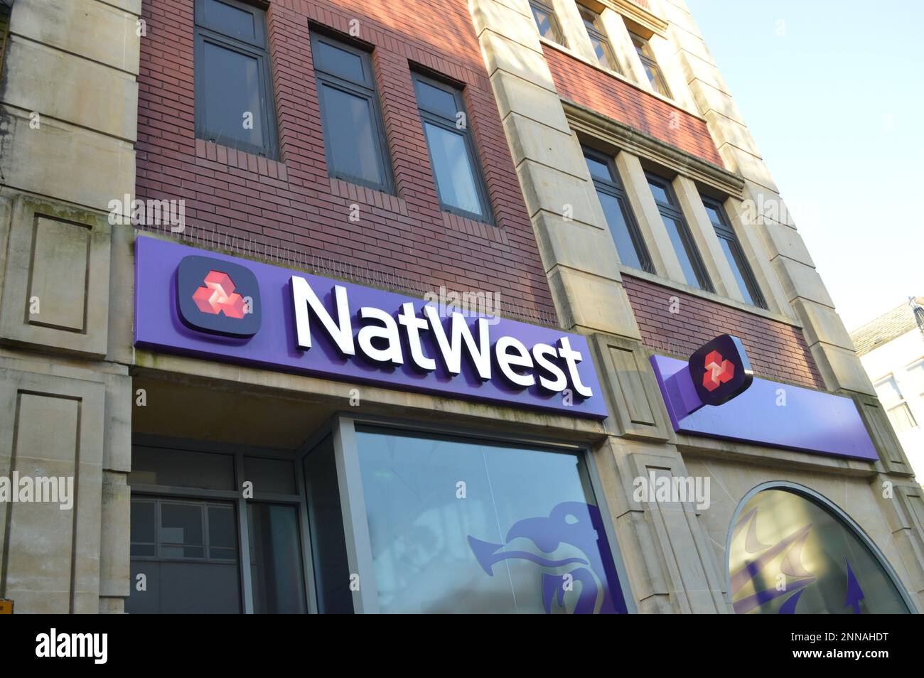 25. Februar 2023, Swansea, Wales, Vereinigtes Königreich. NatWest Bank in der Oxford Street. Stockfoto
