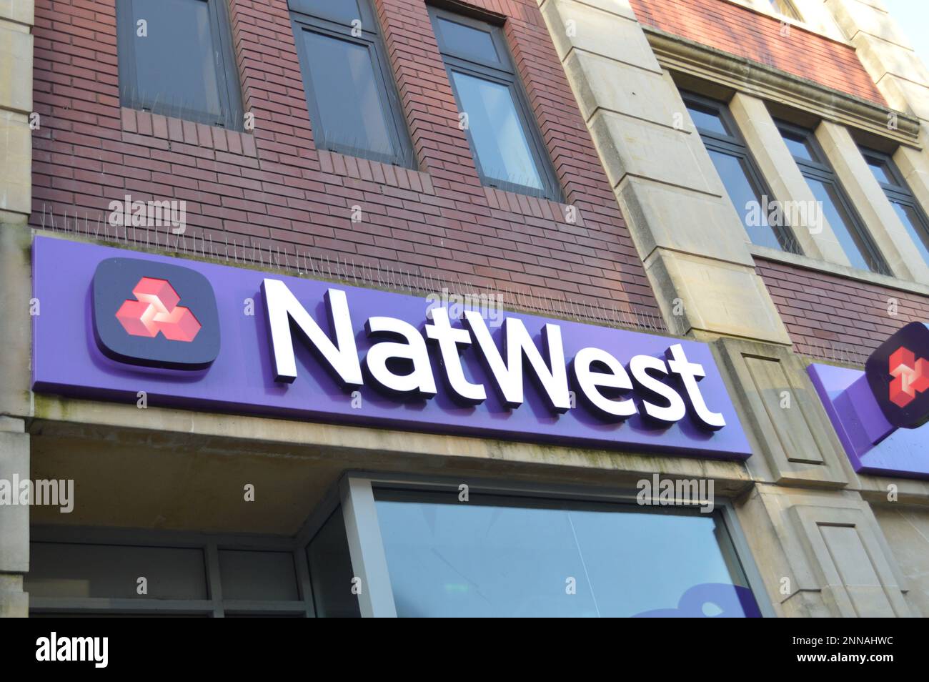 25. Februar 2023, Swansea, Wales, Vereinigtes Königreich. NatWest Bank in der Oxford Street. Stockfoto