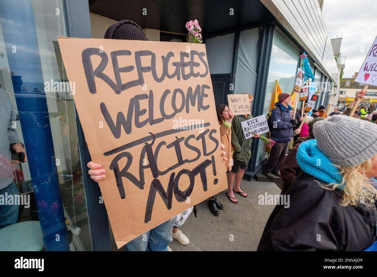 Antifaschisten von Cornwall Resists stehen vor dem Beresford Hotel in Newquay, Cornwall, in dem Flüchtlinge untergebracht sind, während Demonstranten der rechtsextremen Gruppe Patriotic Alternative dagegen protestieren. Foto: Samstag, 25. Februar 2023. Stockfoto