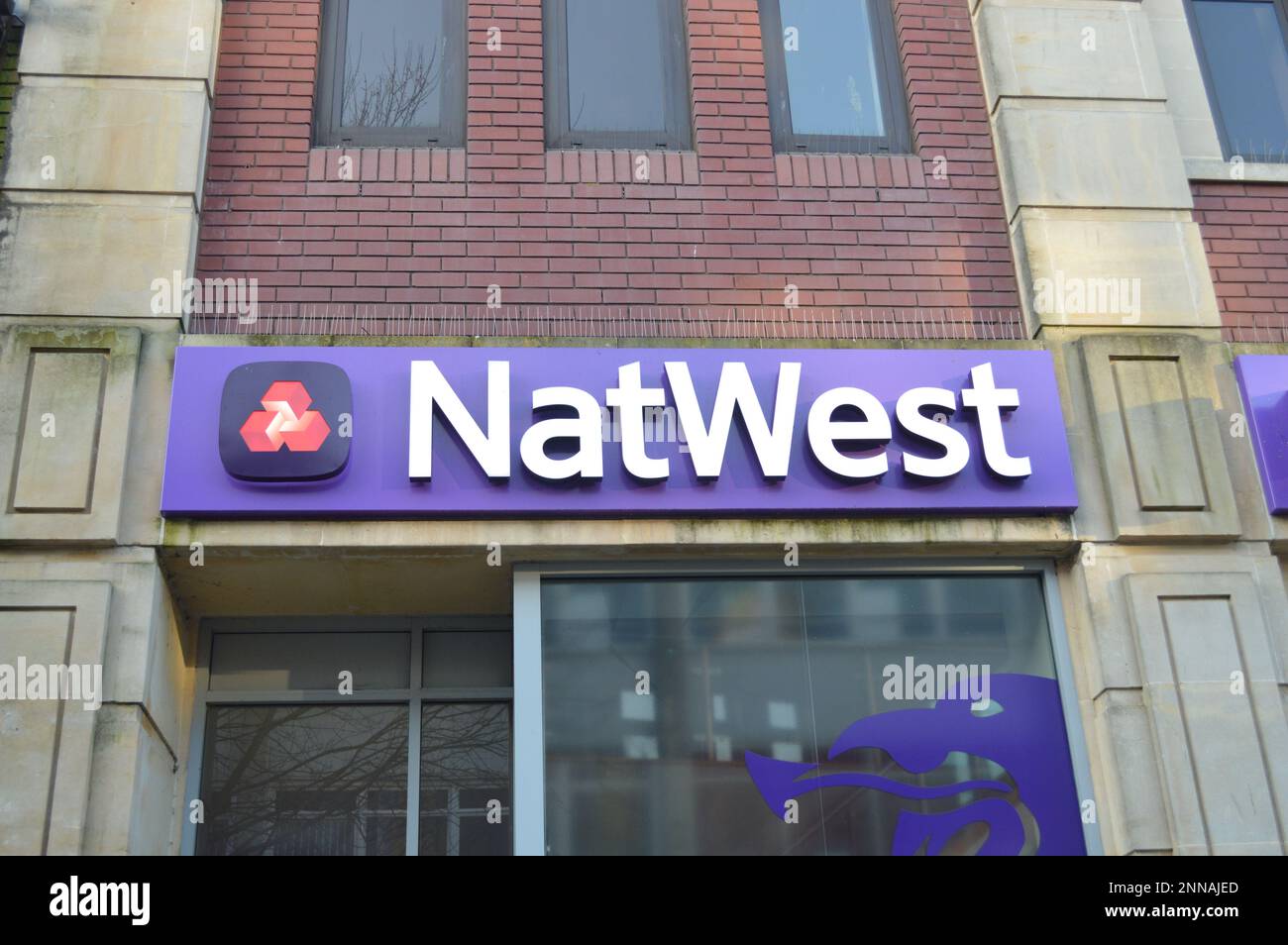 25. Februar 2023, Swansea, Wales, Vereinigtes Königreich. NatWest Bank in der Oxford Street. Stockfoto