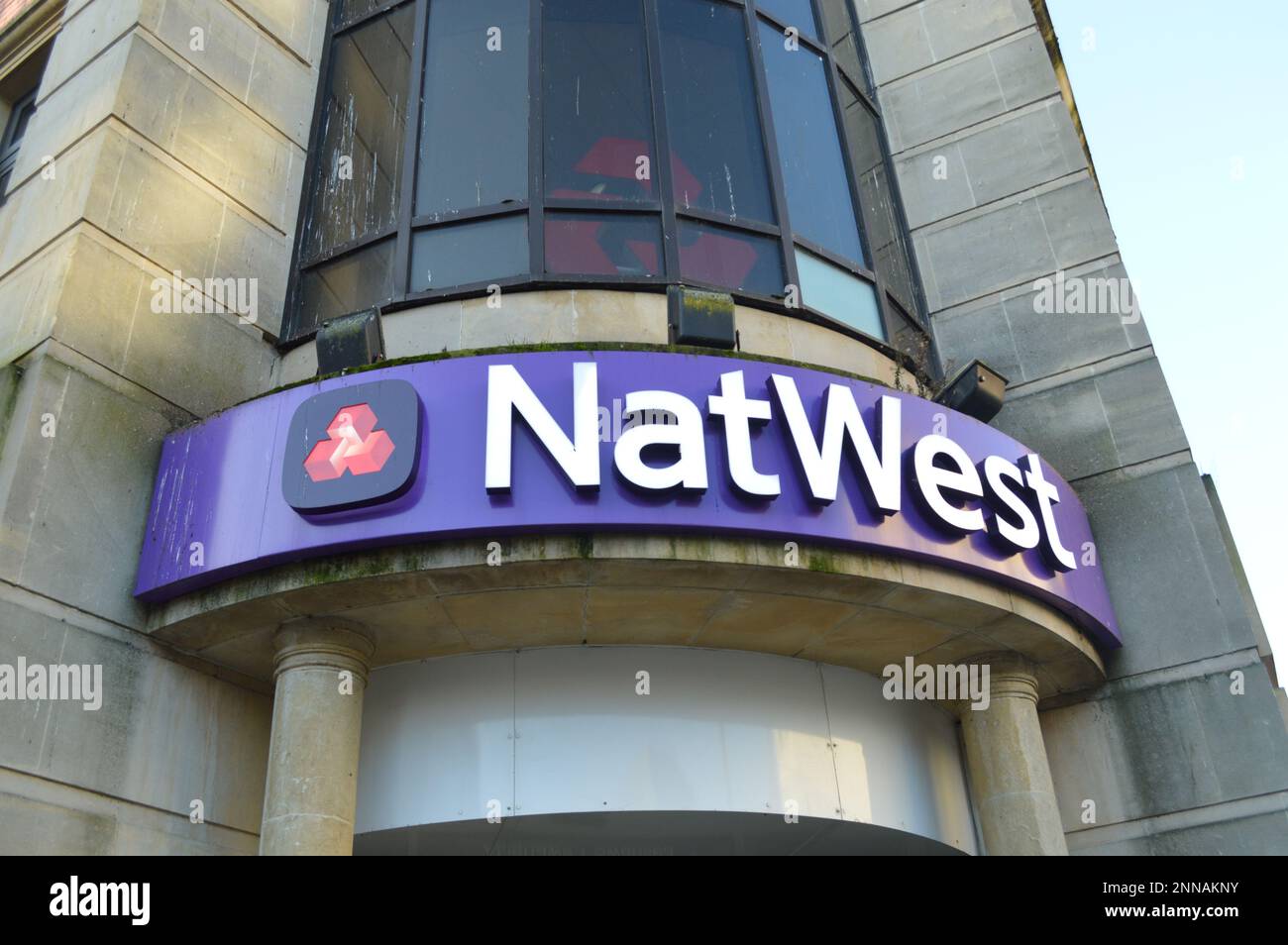 25. Februar 2023, Swansea, Wales, Vereinigtes Königreich. NatWest Bank in der Oxford Street. Stockfoto