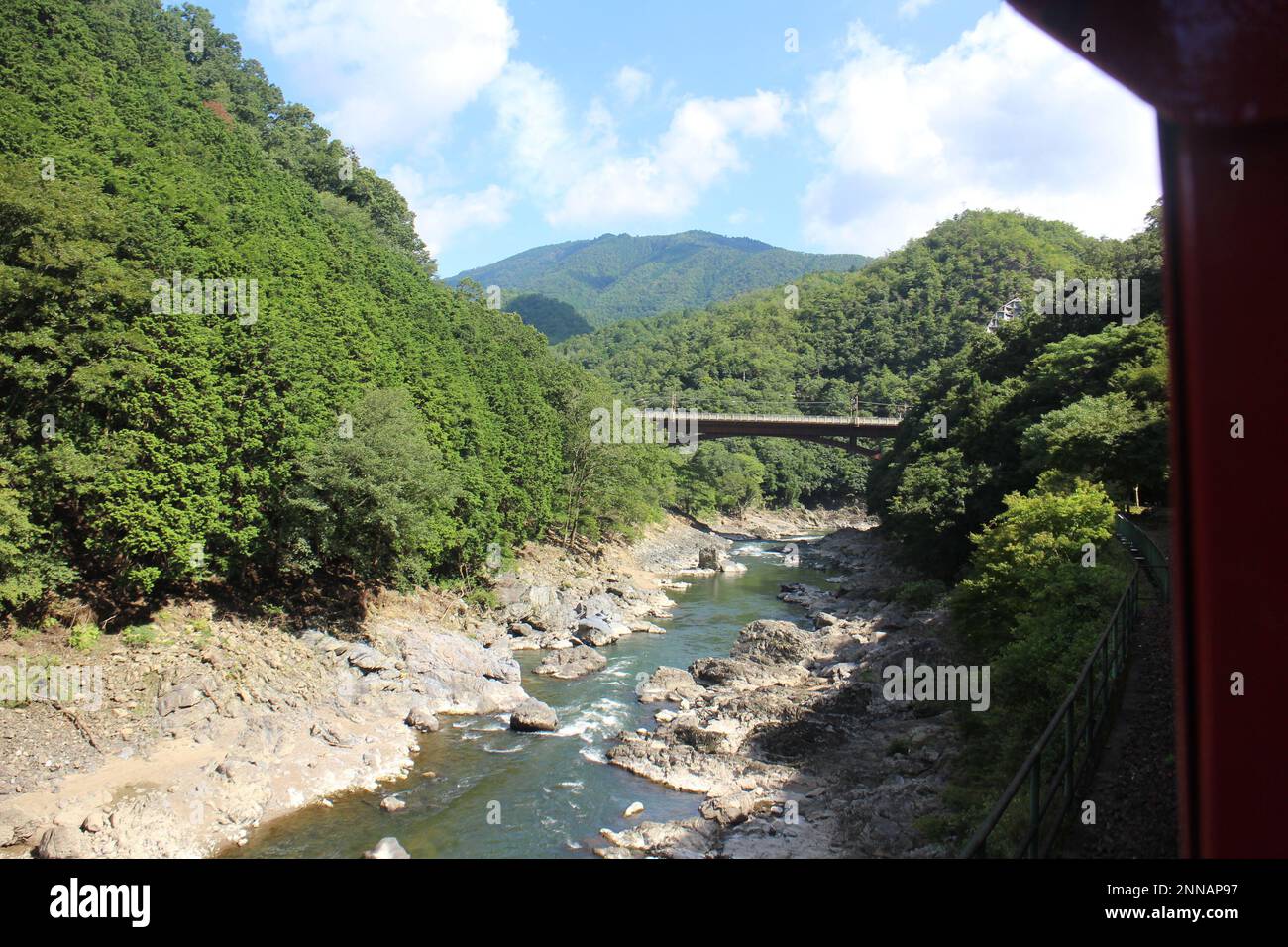 Blick auf den Fluss Hozugawa vom romantischen Zug Sagano in Kyoto, Japan Stockfoto