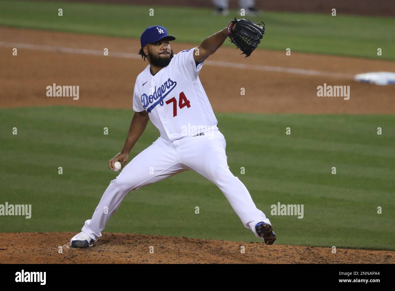 LOS ANGELES, CA - MAY 20: Los Angeles Dodgers relief pitcher Kenley Jansen (74) pitches in the ninth inning in the game between the Arizona Diamondbacks and the Los Angeles Dodgers on May 20, 2021 at Dodgers Stadium in Los Angeles, CA. (Photo by Peter Joneleit/Icon Sportswire) (Icon Sportswire via AP Images) Stockfoto