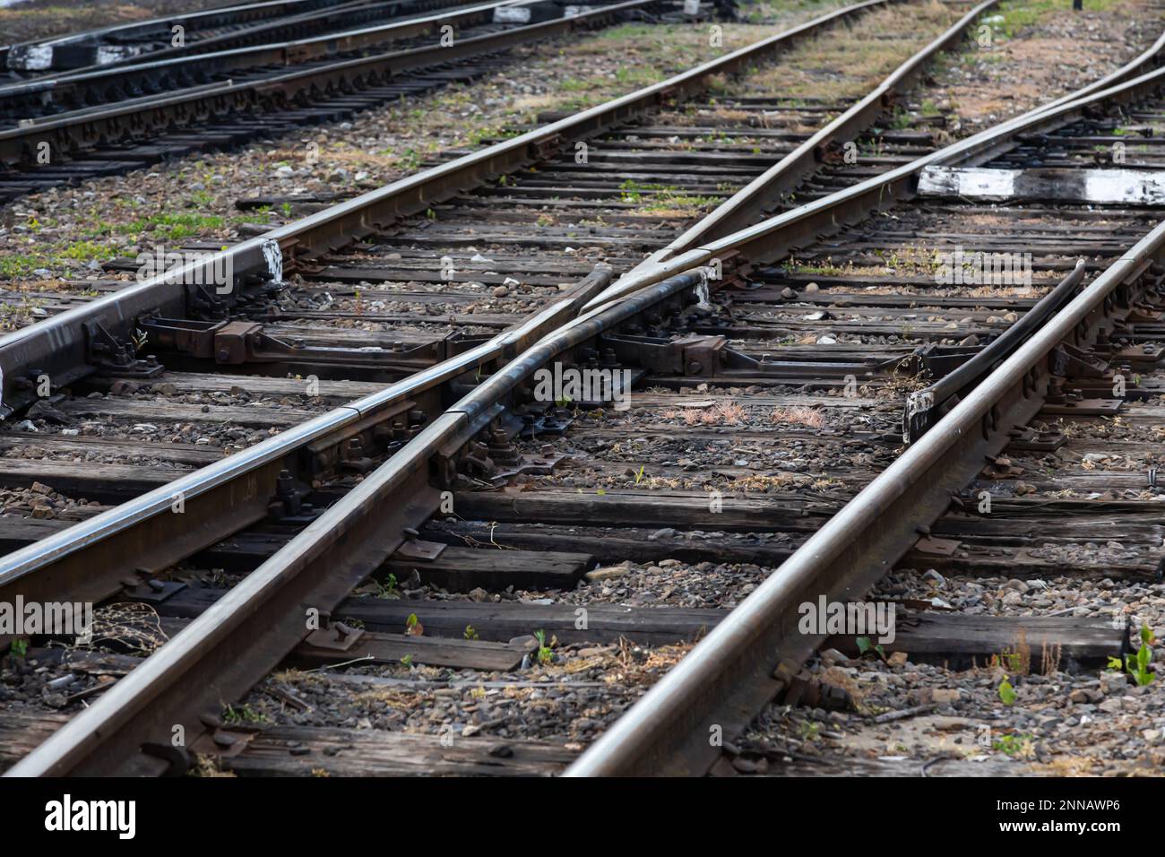 Bahngleise vor dem Bahnhof Stockfoto