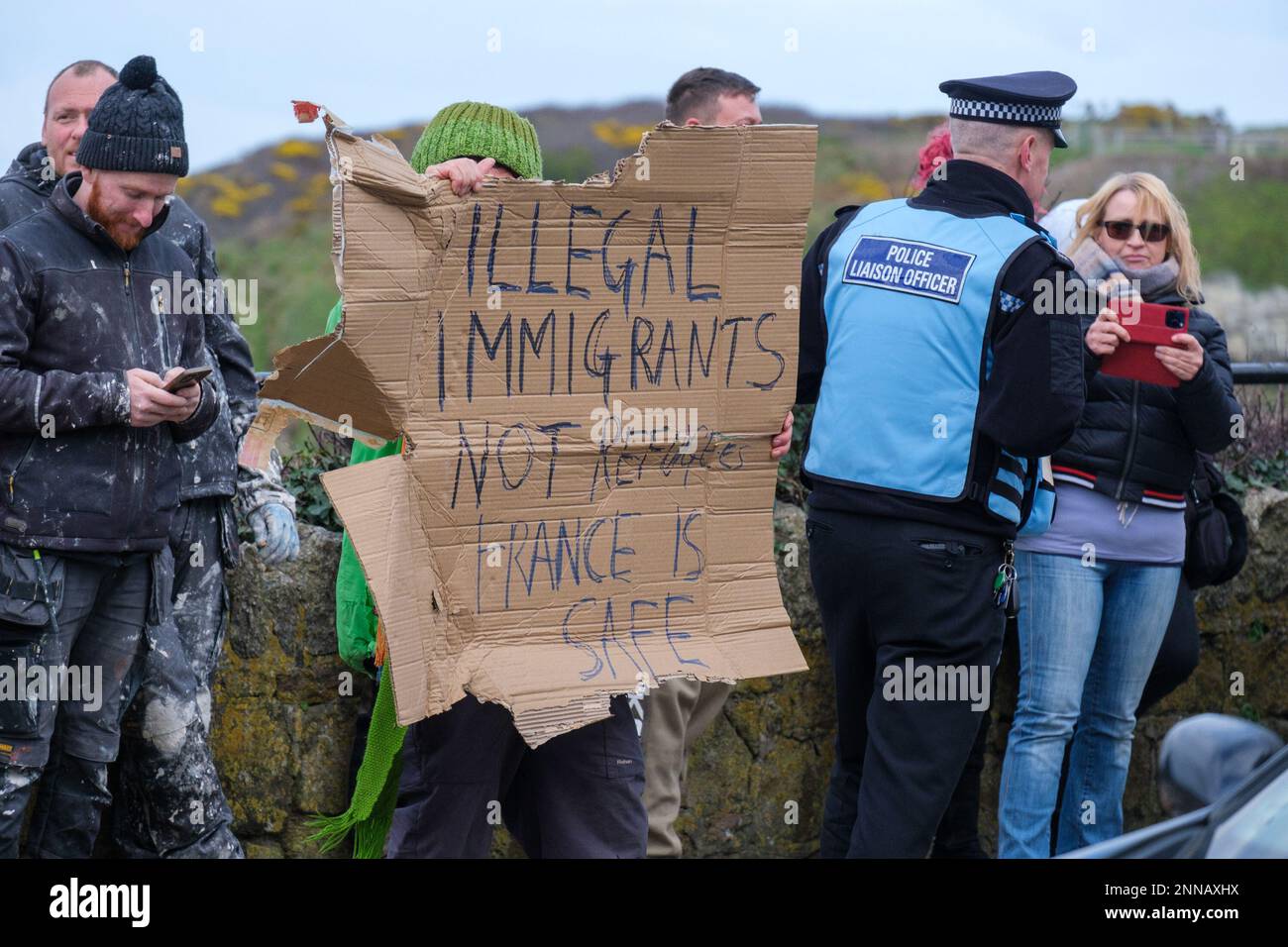 Menschen nehmen an einem Protest Teil, der von der rechtsextremen Gruppe Patriotic Alternative organisiert wird, während einer Demonstration vor dem Beresford Hotel in Newquay, Cornwall, wo Flüchtlinge untergebracht sind. Foto: Samstag, 25. Februar 2023. Stockfoto