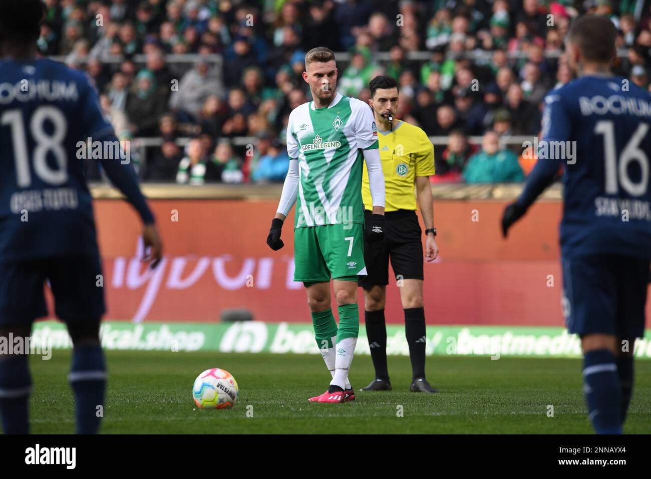 Deutschland. 25. Februar 2023. Bremen, Deutschland. 25. Februar 2023. Fußball: Bundesliga, Werder Bremen - VfL Bochum, Matchday 22, Wohninvest Weserstadion. Bremens Marvin Ducksch erzielt einen Freistoß und schafft es um 3:0. Kredit: Carmen Jaspersen/dpa - WICHTIGER HINWEIS: Gemäß den Anforderungen der DFL Deutsche Fußball Liga und des DFB Deutscher Fußball-Bund ist es verboten, im Stadion aufgenommene Fotos und/oder das Spiel in Form von Sequenzbildern und/oder videoähnlichen Fotoserien zu verwenden oder verwenden zu lassen./dpa/Alamy Live News Credit: dpa Picture Alliance/Alamy Live News Stockfoto