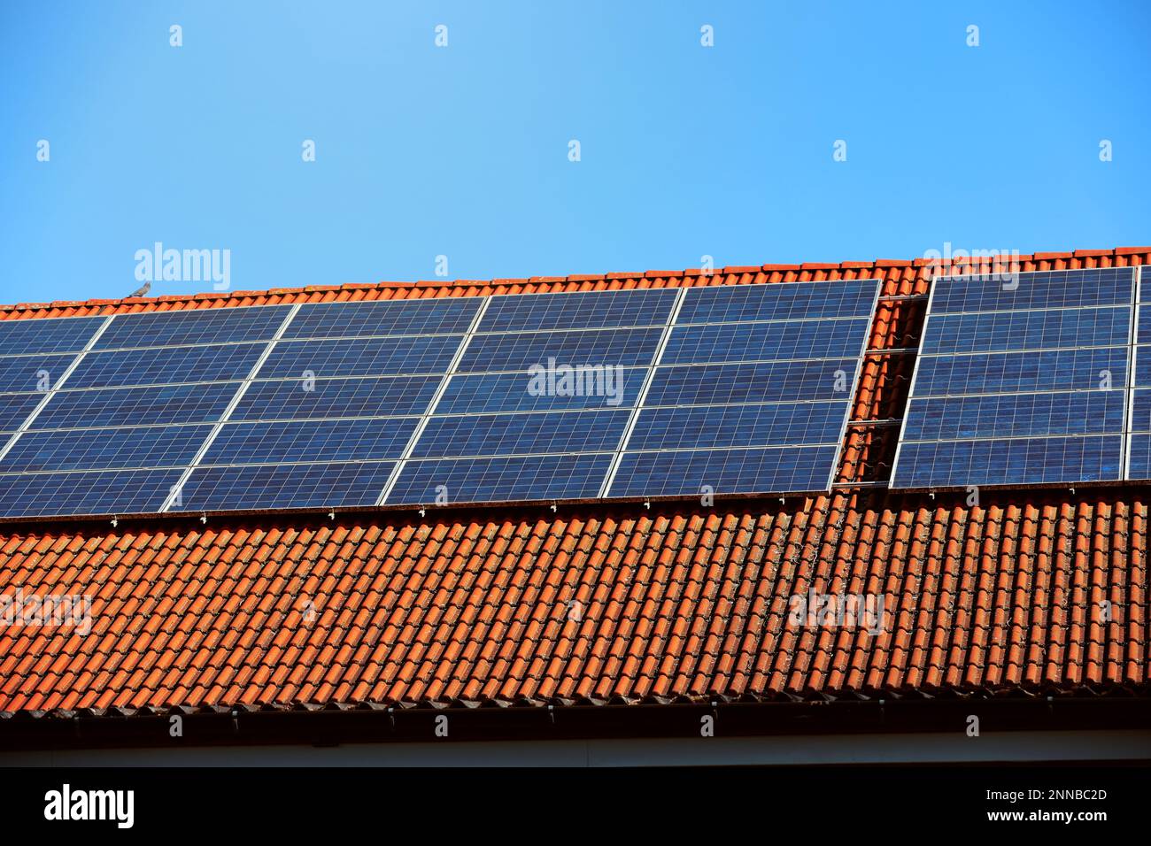 Solarpanel auf einem Dach installiert Stockfoto