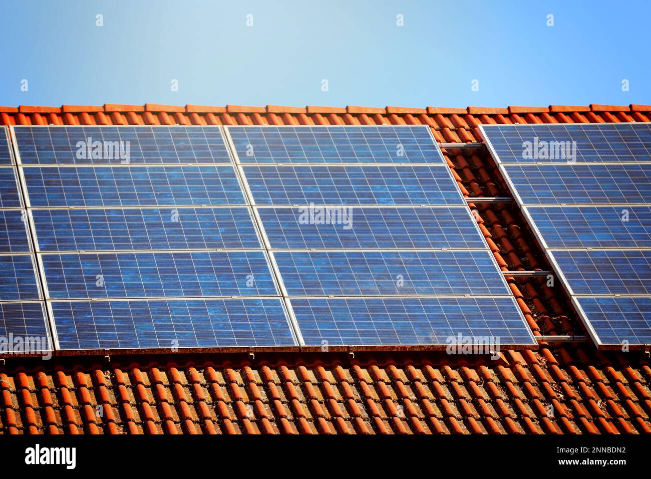 Solarpanel auf einem Dach installiert Stockfoto