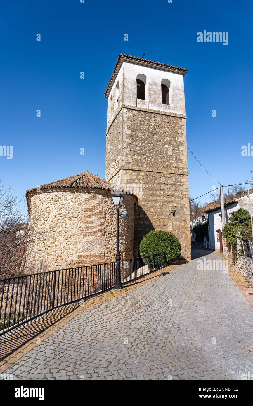 Alte Steinkirche an einem sonnigen Tag in der Altstadt von Olmeda de las Fuentes, Madrid. Stockfoto