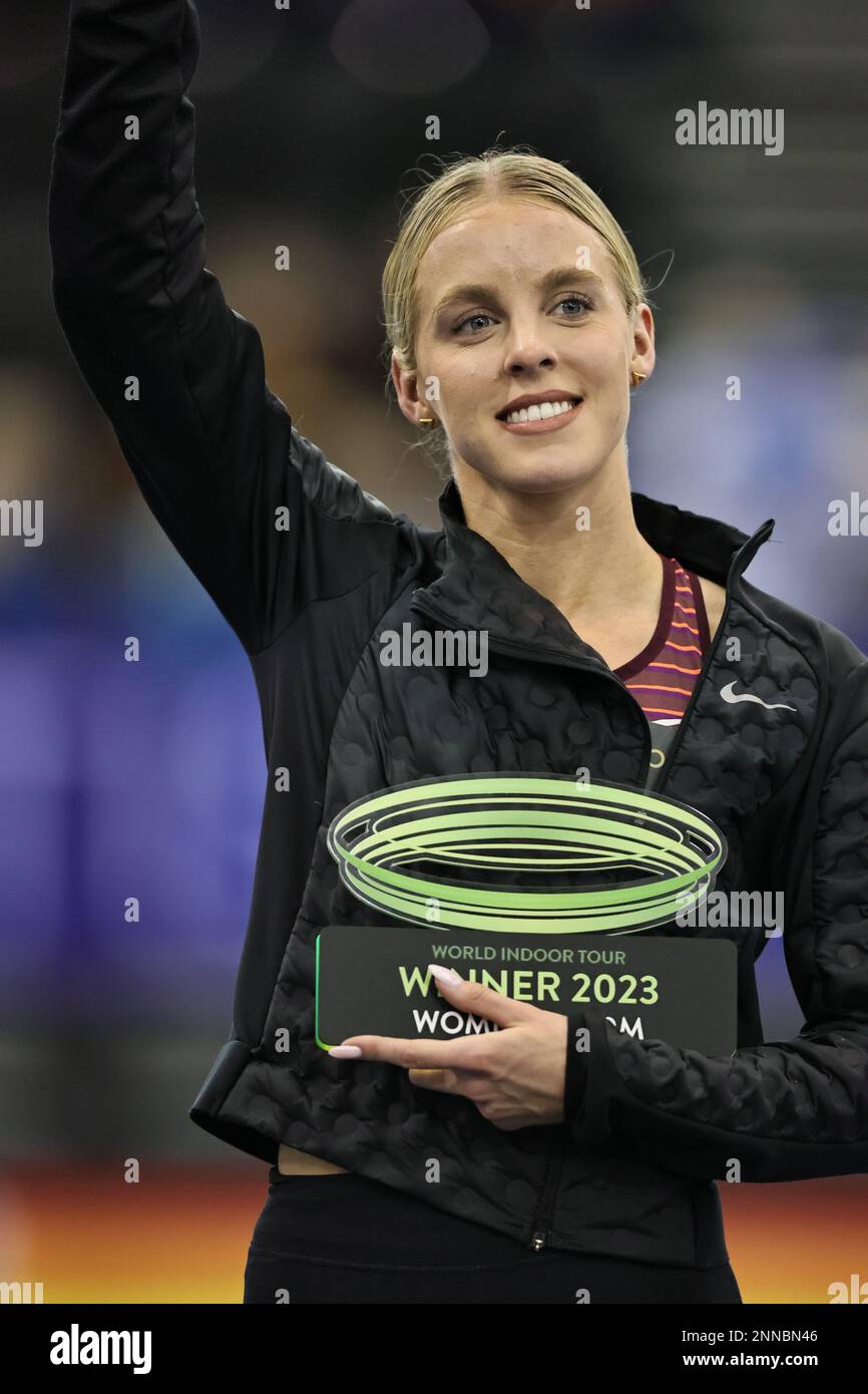 Birmingham, Großbritannien. 25. Februar 2023 Keely Hodgkinson (GBR) erhält ihre Trophäe beim Birmingham World Indoor Tour Final in der Utilita Arena, Birmingham, am Samstag, den 25. Februar 2023. (Foto: Pat Scaasi | MI News) Guthaben: MI News & Sport /Alamy Live News Stockfoto