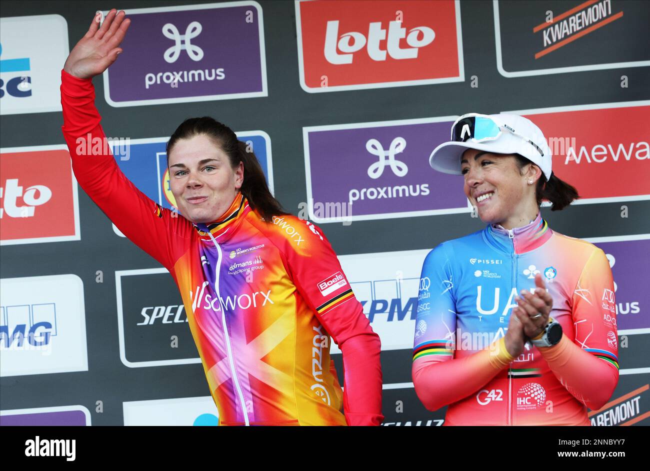Die belgische Lotte Kopecky von SD Worx und die italienische Marta Bastianelli vom Team ADQ der Vereinigten Arabischen Emirate feiern auf dem Podium des eintägigen Radrennens der Frauen Omloop Het Nieuwsblad, zum ersten Mal Teil der Rennen der Women's World Tour, 132,2 km von Gent nach Ninove, Samstag, 25. Februar 2023. BELGA FOTO KURT DESPLENTER Stockfoto