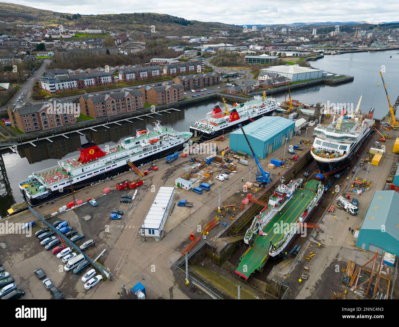 Greenock, Schottland, Großbritannien. 25. Februar 2023 Die Glen-Sannox-Fähre wird im Trockendock von Greenock gesehen, wo sie ausgestattet wird. Drei weitere Caledonian MacBrayne-Fähren, die ebenfalls nebenan repariert und gewartet werden, sind die Isle of Lewis, die Caledonian Isles und der MV Loch Fyne. Diese Fähren sind derzeit außer Betrieb für Calmac. Iain Masterton/Alamy Live News Stockfoto